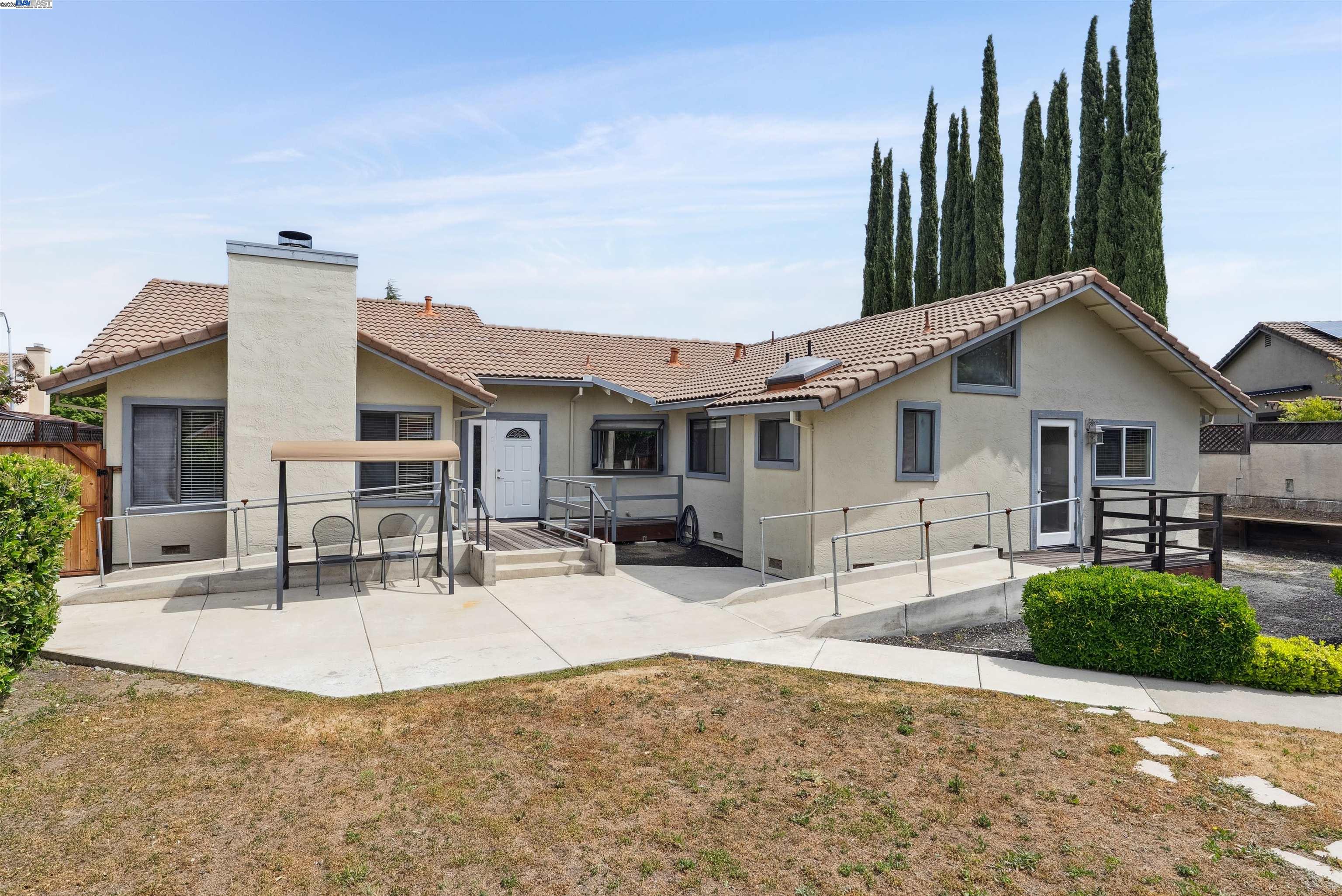 Detail Gallery Image 12 of 20 For 1116 Vista Point Ln, Concord,  CA 94521 - 4 Beds | 2/1 Baths