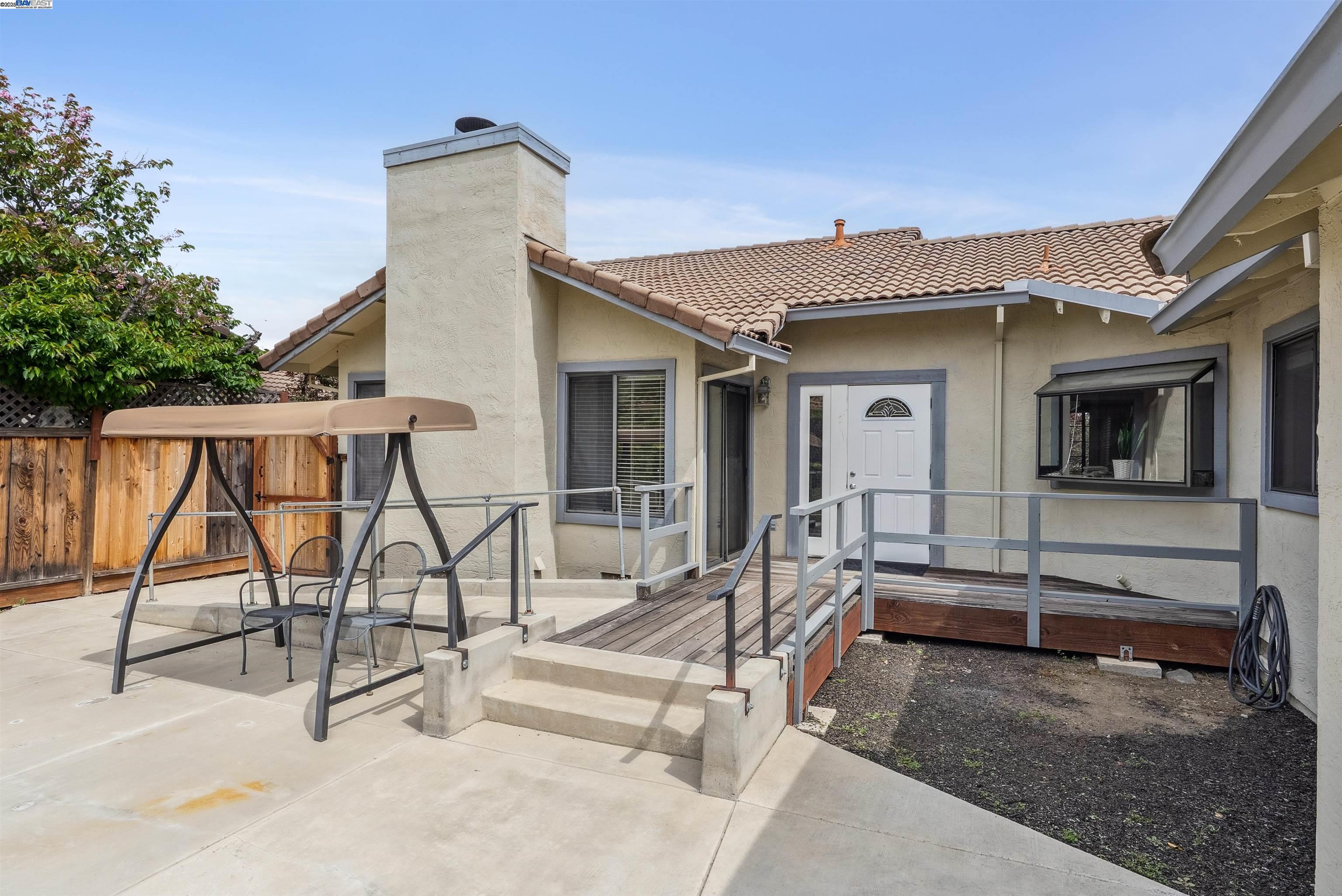 Detail Gallery Image 14 of 20 For 1116 Vista Point Ln, Concord,  CA 94521 - 4 Beds | 2/1 Baths
