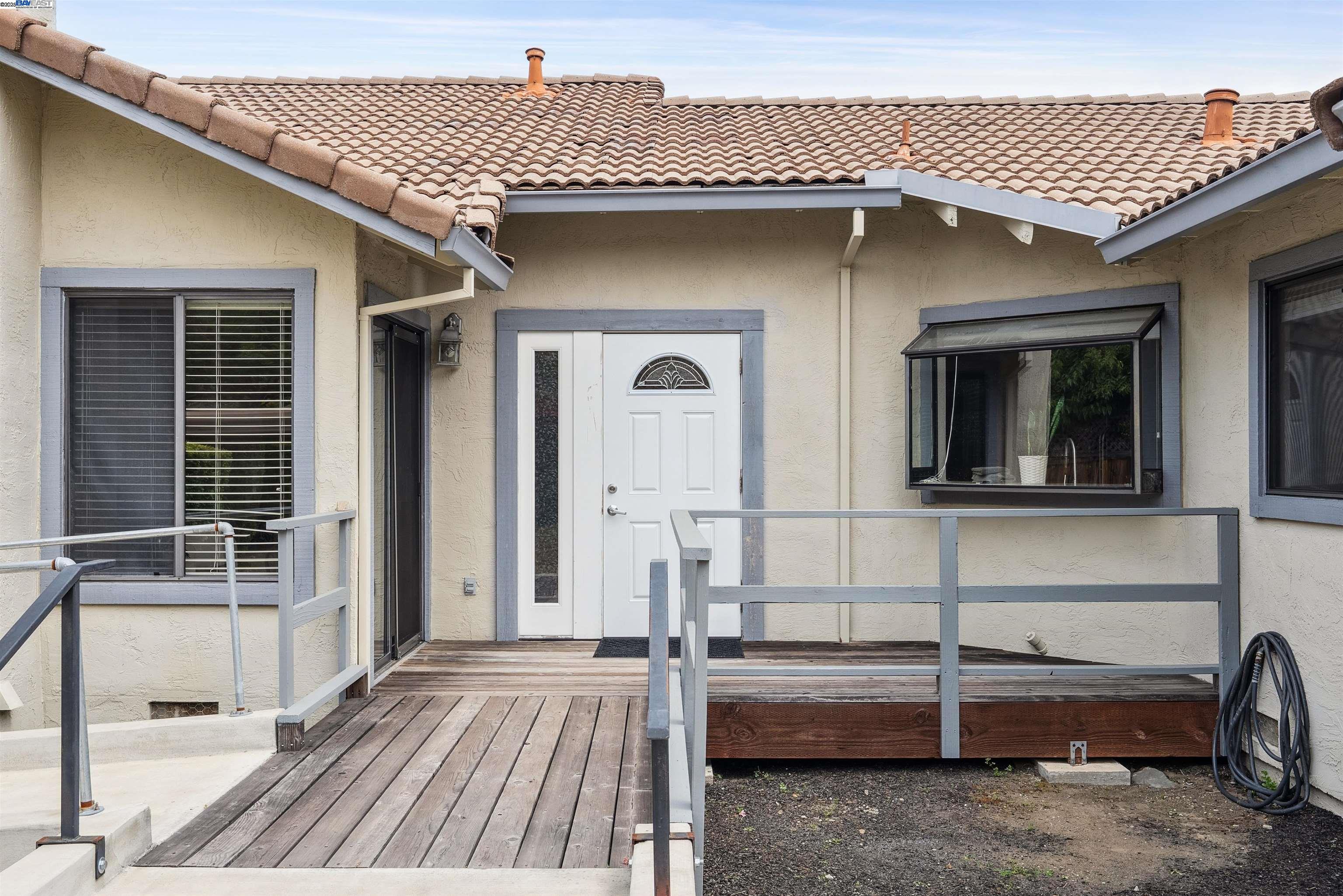 Detail Gallery Image 9 of 20 For 1116 Vista Point Ln, Concord,  CA 94521 - 4 Beds | 2/1 Baths