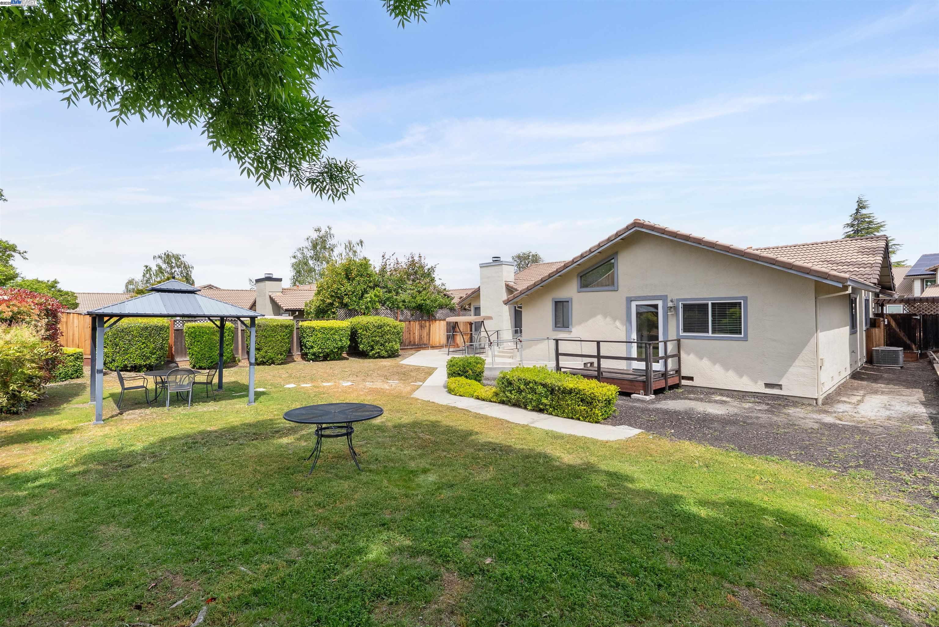 Detail Gallery Image 10 of 20 For 1116 Vista Point Ln, Concord,  CA 94521 - 4 Beds | 2/1 Baths