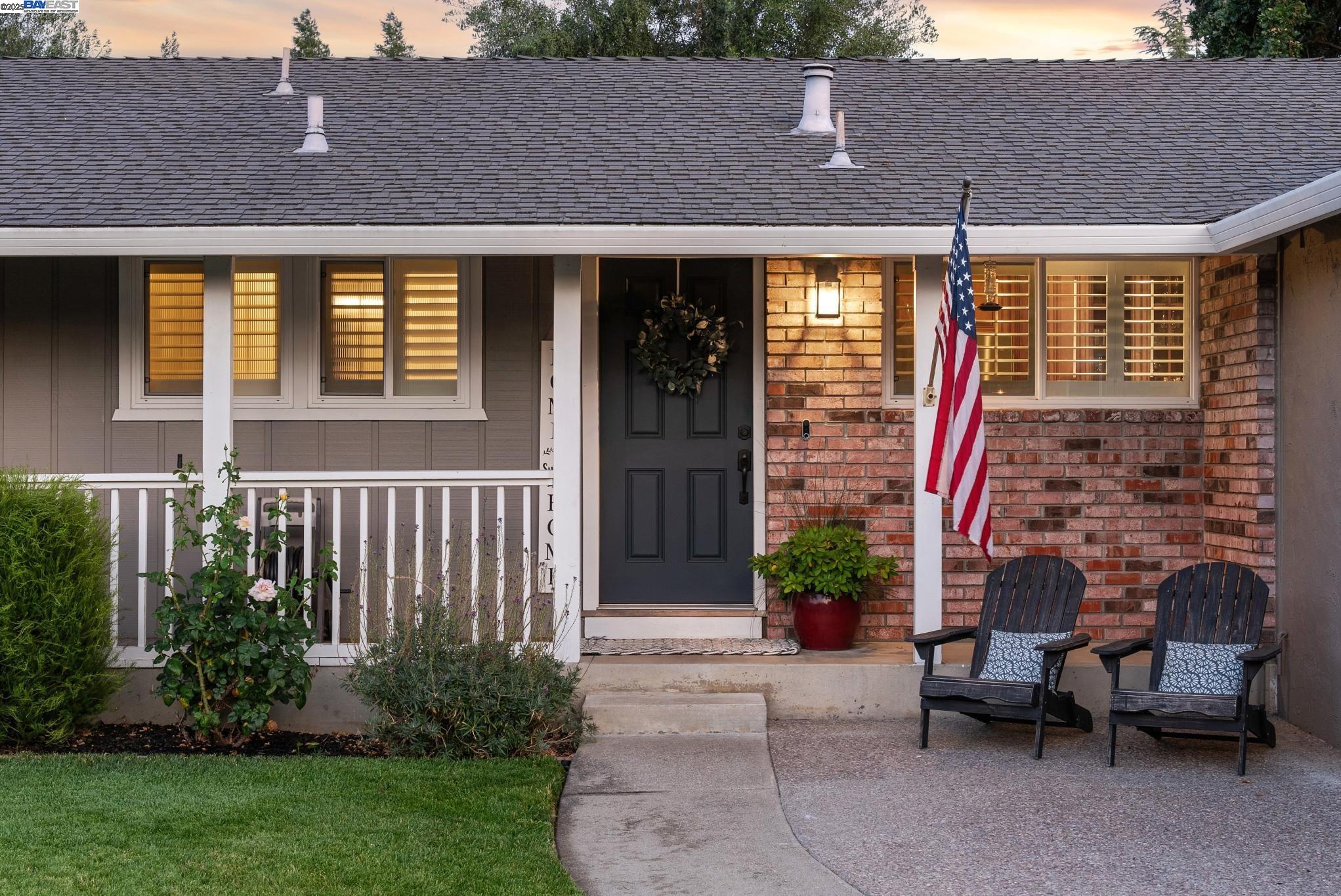 Detail Gallery Image 2 of 44 For 2970 Frayne Lane, Concord,  CA 94518 - 3 Beds | 2 Baths