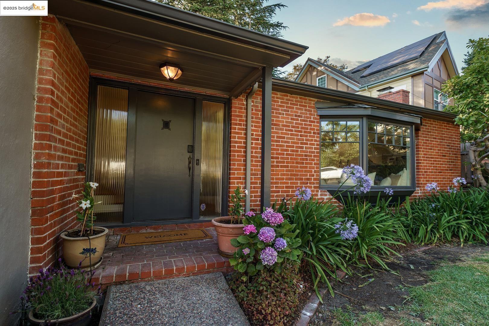 Detail Gallery Image 2 of 40 For 4191 Fruitvale, Oakland,  CA 94602 - 4 Beds | 3 Baths