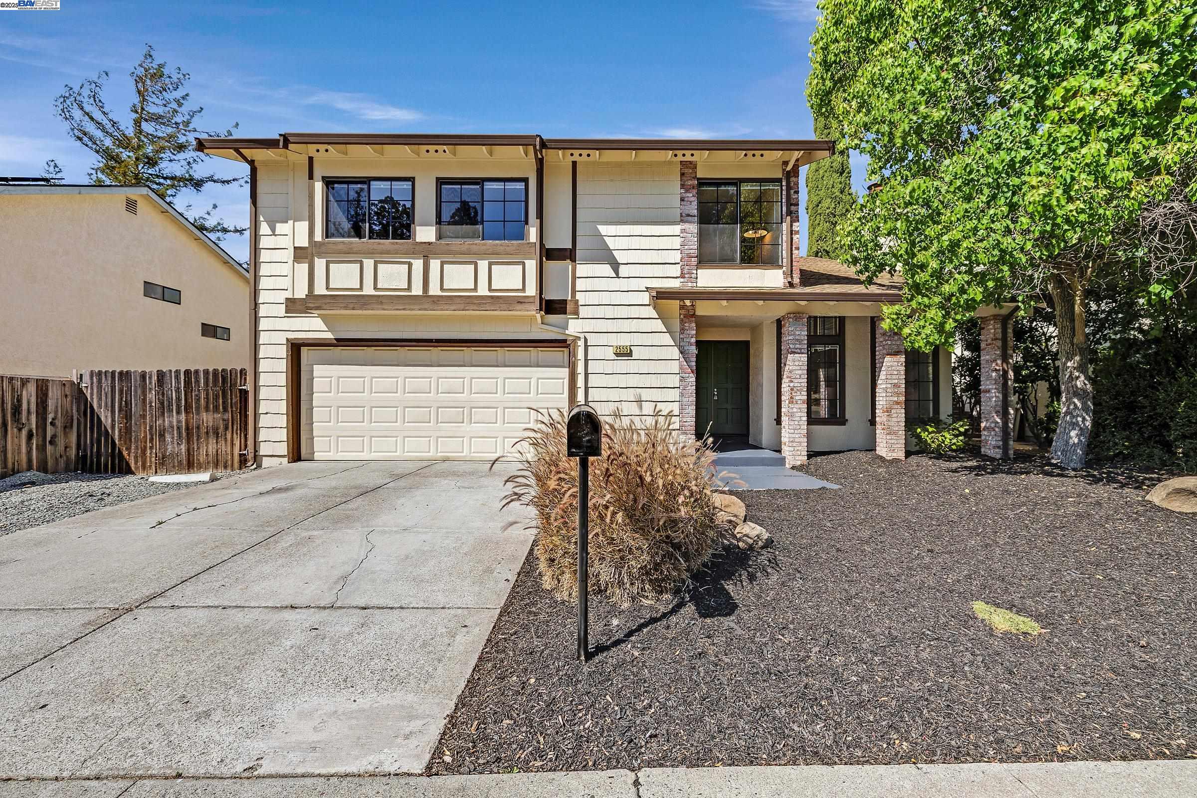 Detail Gallery Image 1 of 27 For 2555 Pine St, Martinez,  CA 94553 - 4 Beds | 2 Baths