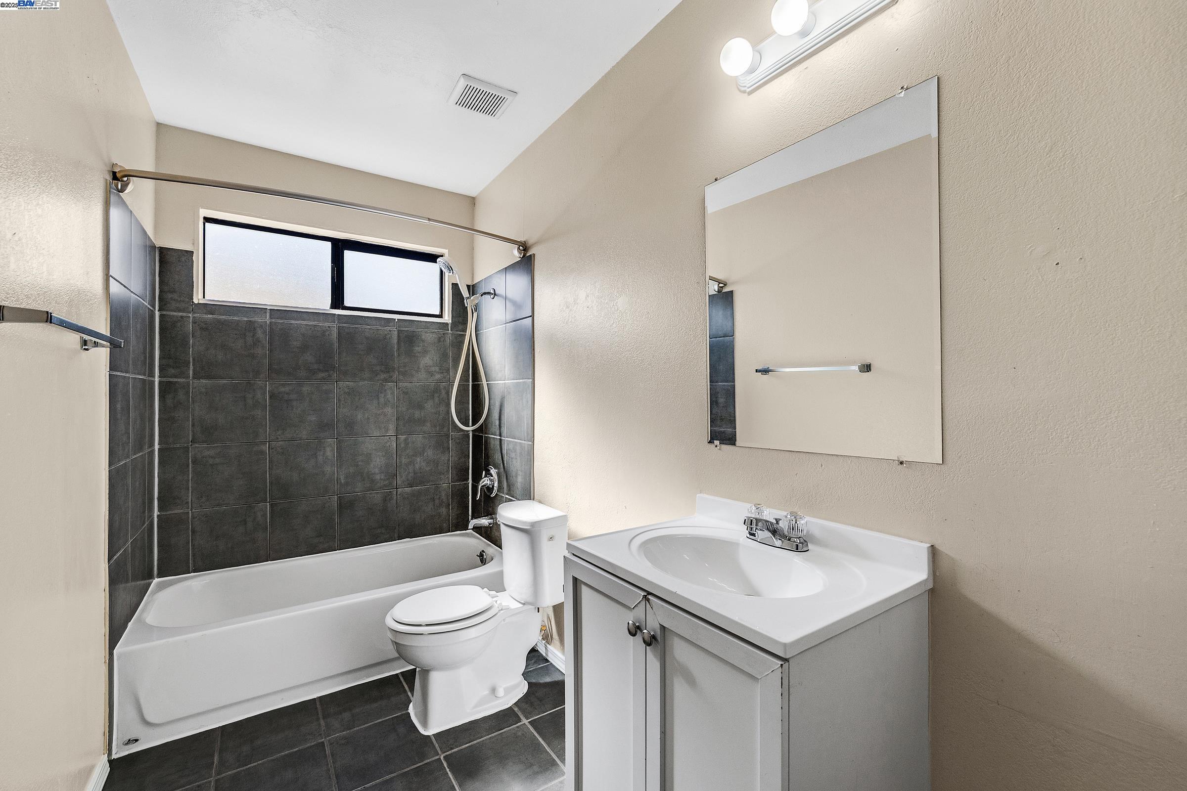 Detail Gallery Image 21 of 27 For 2555 Pine St, Martinez,  CA 94553 - 4 Beds | 2 Baths
