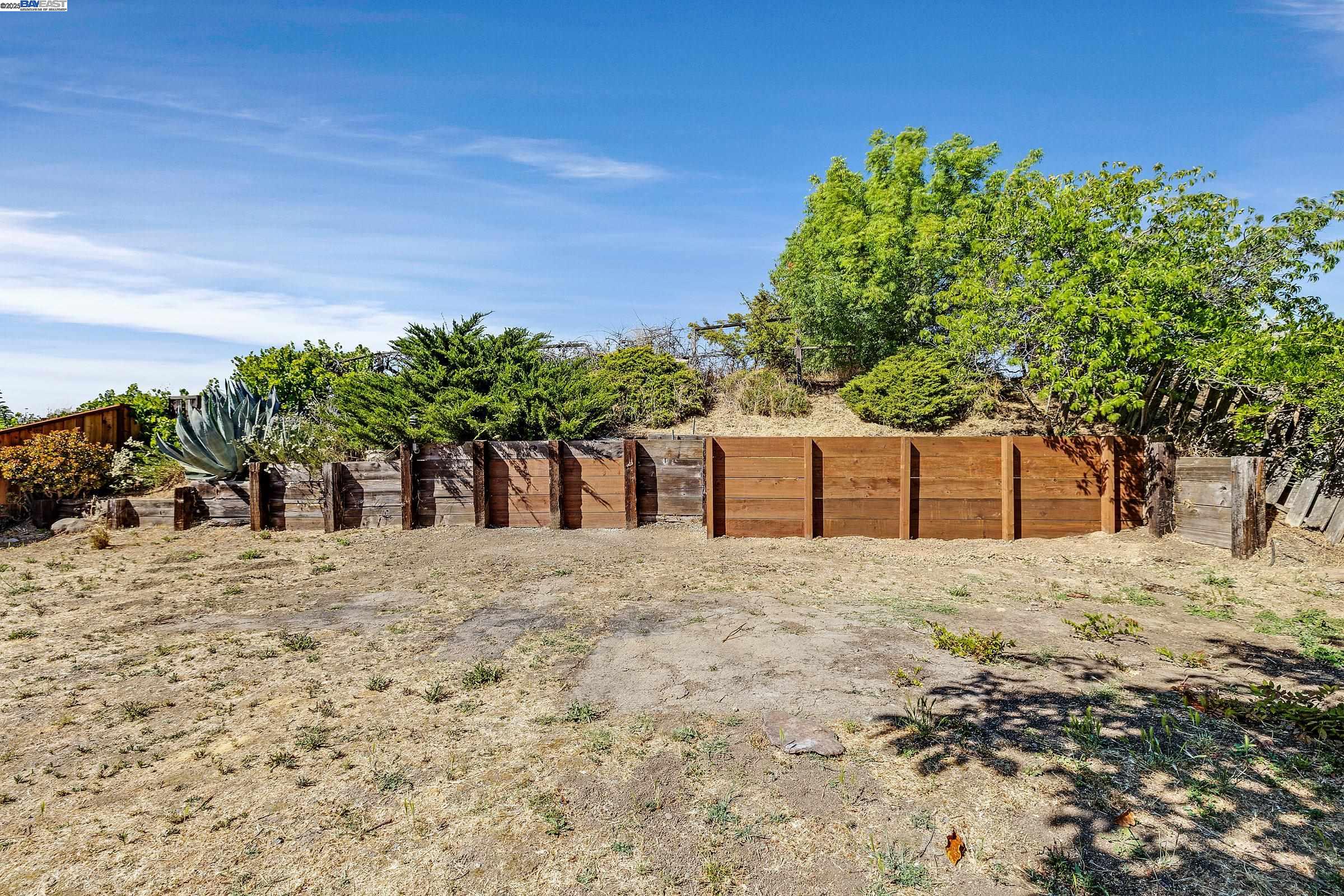 Detail Gallery Image 25 of 27 For 2555 Pine St, Martinez,  CA 94553 - 4 Beds | 2 Baths