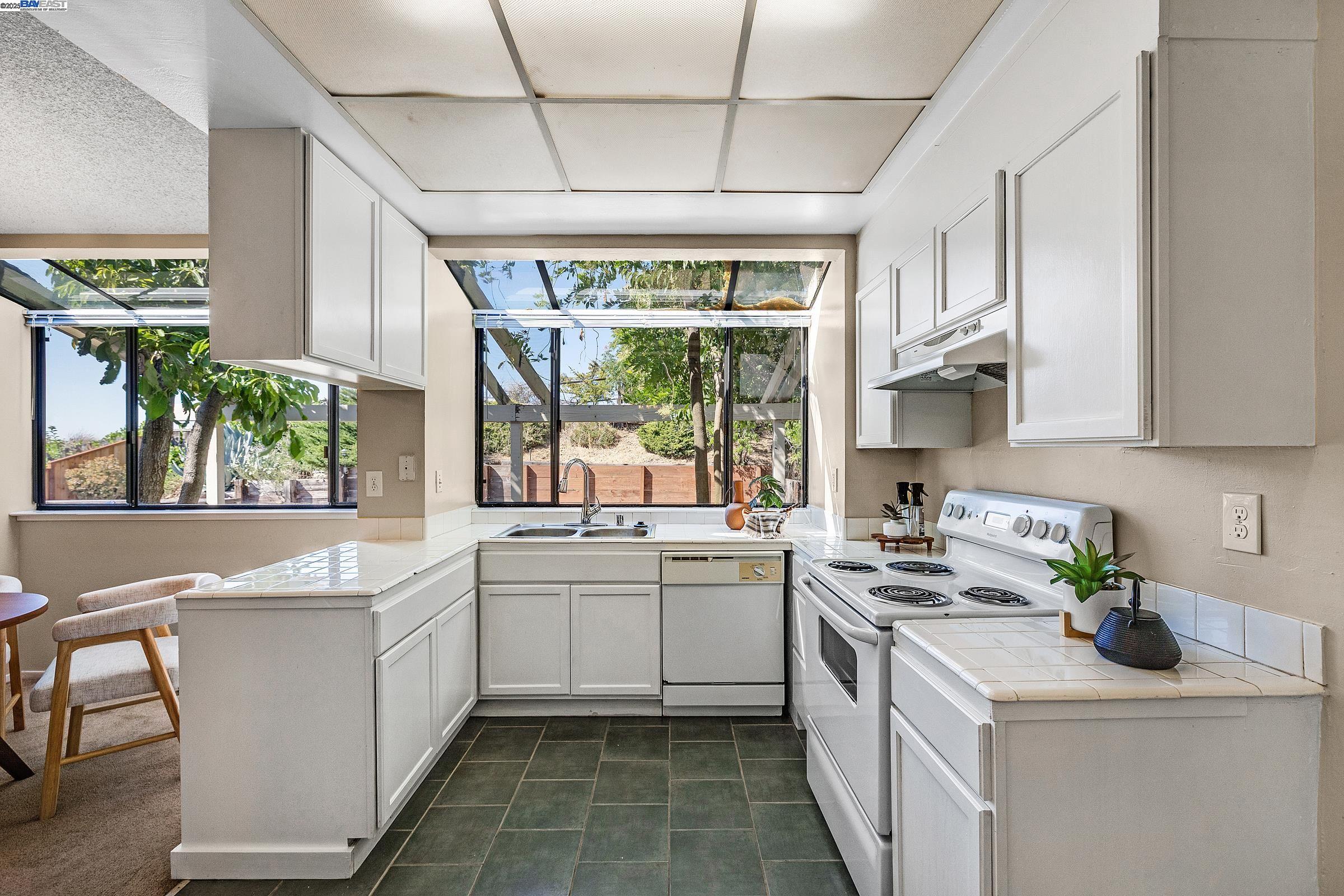 Detail Gallery Image 7 of 27 For 2555 Pine St, Martinez,  CA 94553 - 4 Beds | 2 Baths