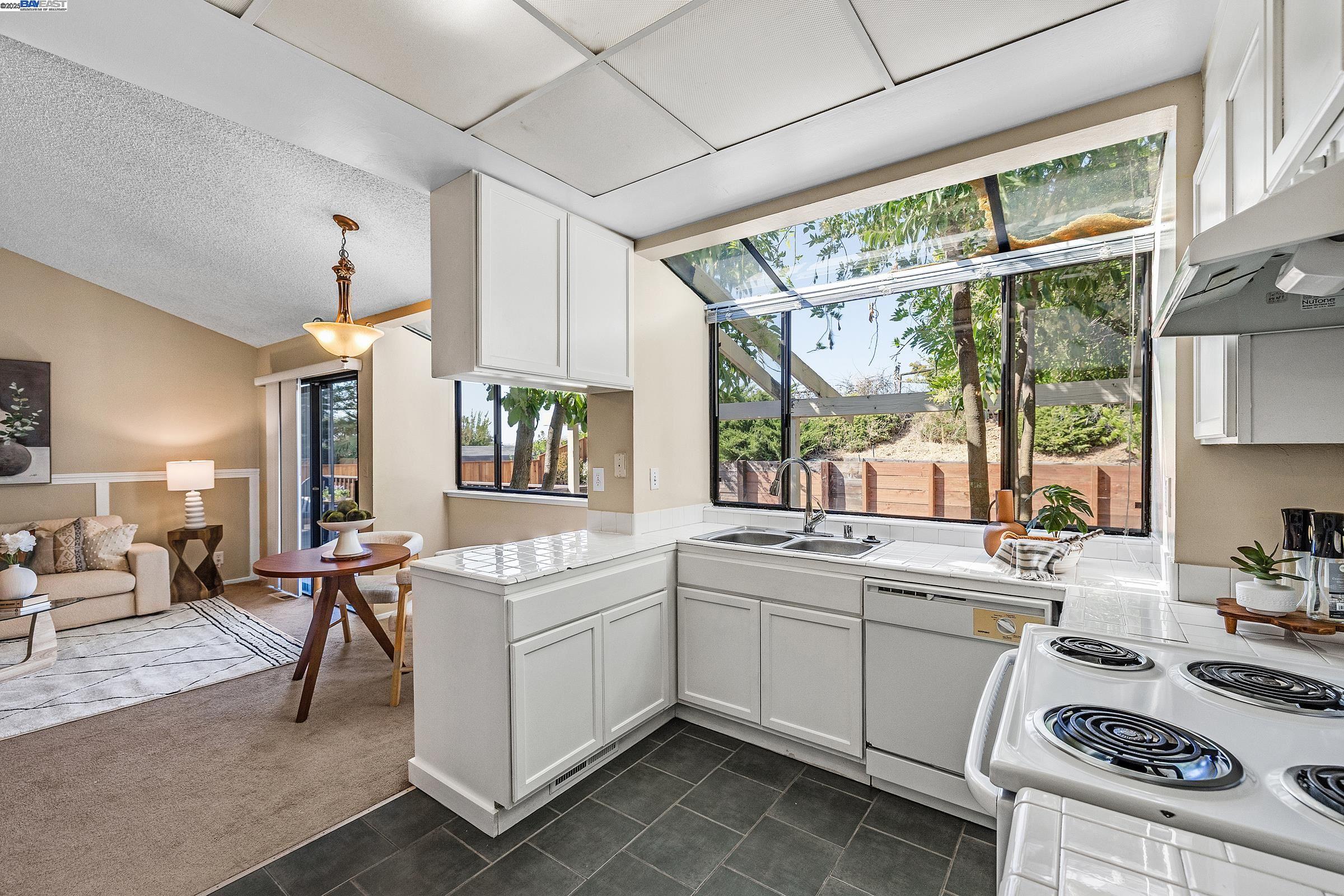 Detail Gallery Image 8 of 27 For 2555 Pine St, Martinez,  CA 94553 - 4 Beds | 2 Baths