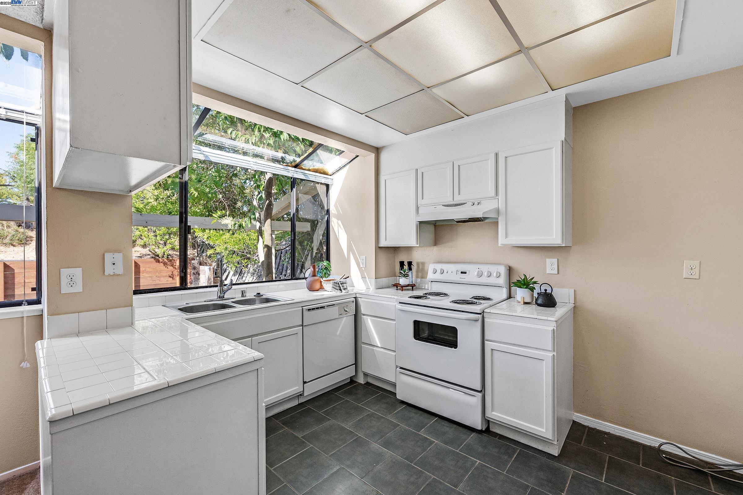 Detail Gallery Image 9 of 27 For 2555 Pine St, Martinez,  CA 94553 - 4 Beds | 2 Baths