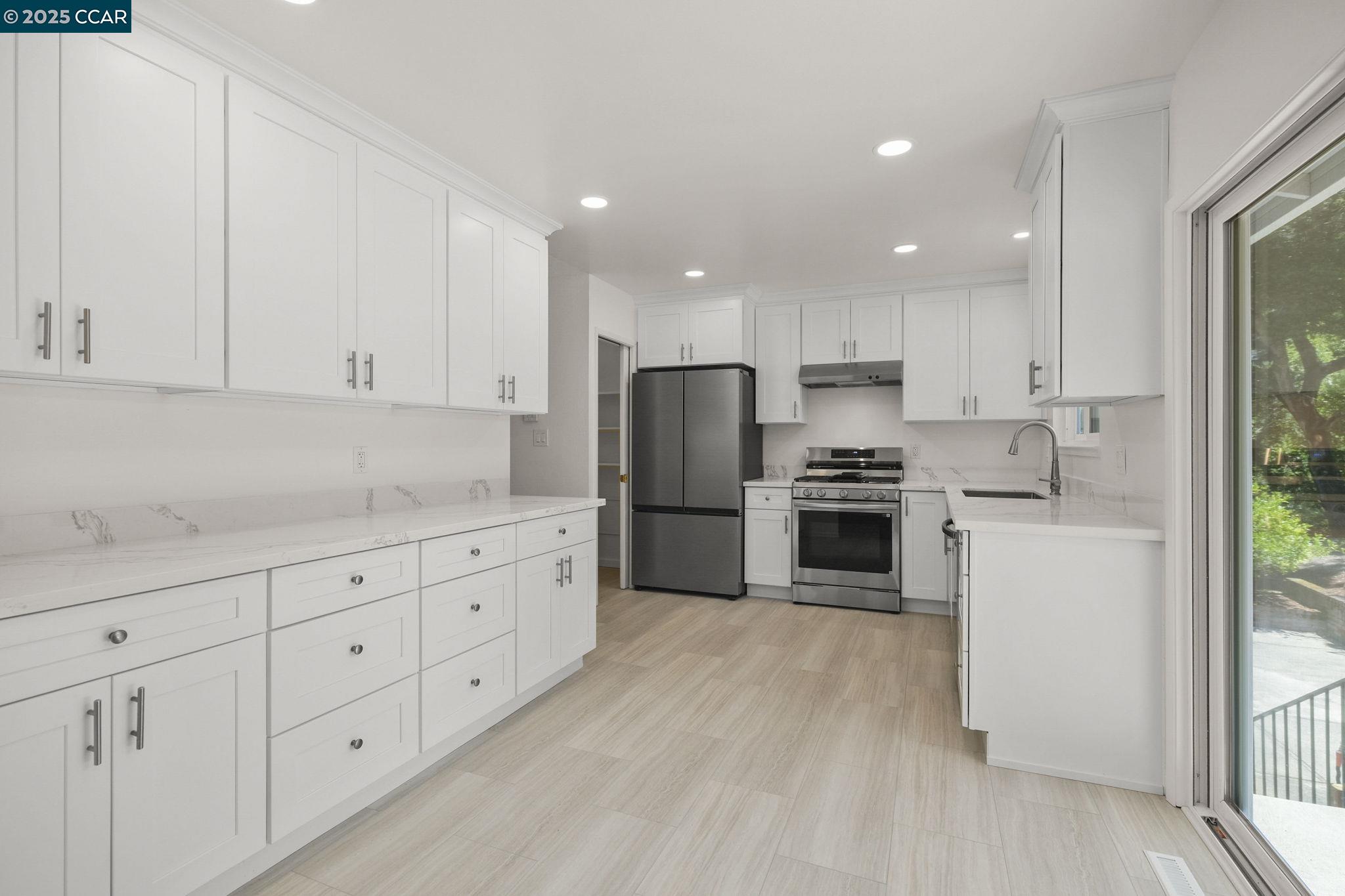 Detail Gallery Image 14 of 41 For 5550 Cold Water Drive, Castro Valley,  CA 94552 - 5 Beds | 3/1 Baths