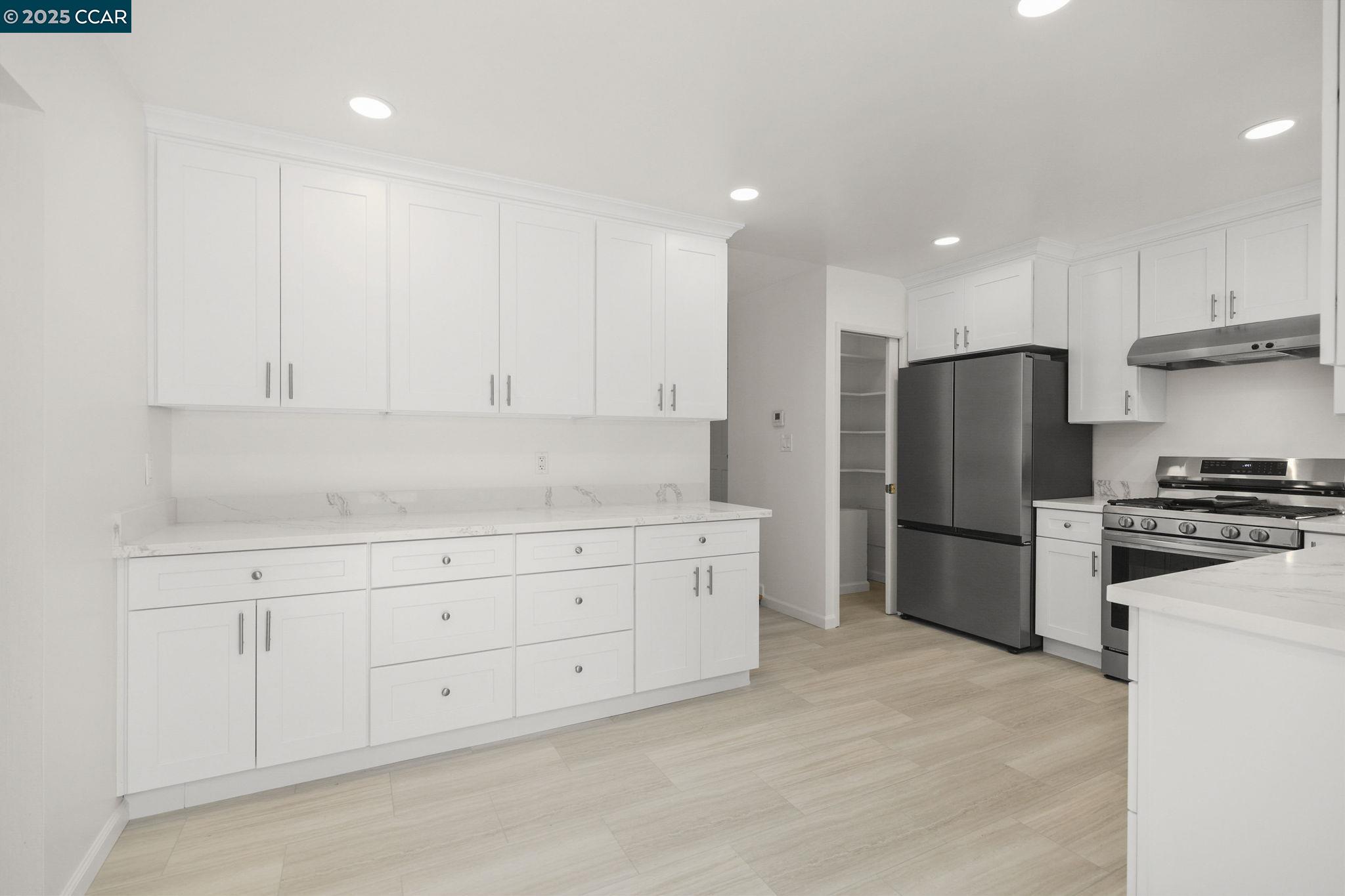 Detail Gallery Image 15 of 41 For 5550 Cold Water Drive, Castro Valley,  CA 94552 - 5 Beds | 3/1 Baths