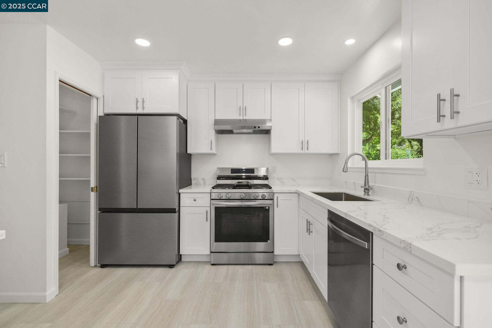 Detail Gallery Image 16 of 41 For 5550 Cold Water Drive, Castro Valley,  CA 94552 - 5 Beds | 3/1 Baths