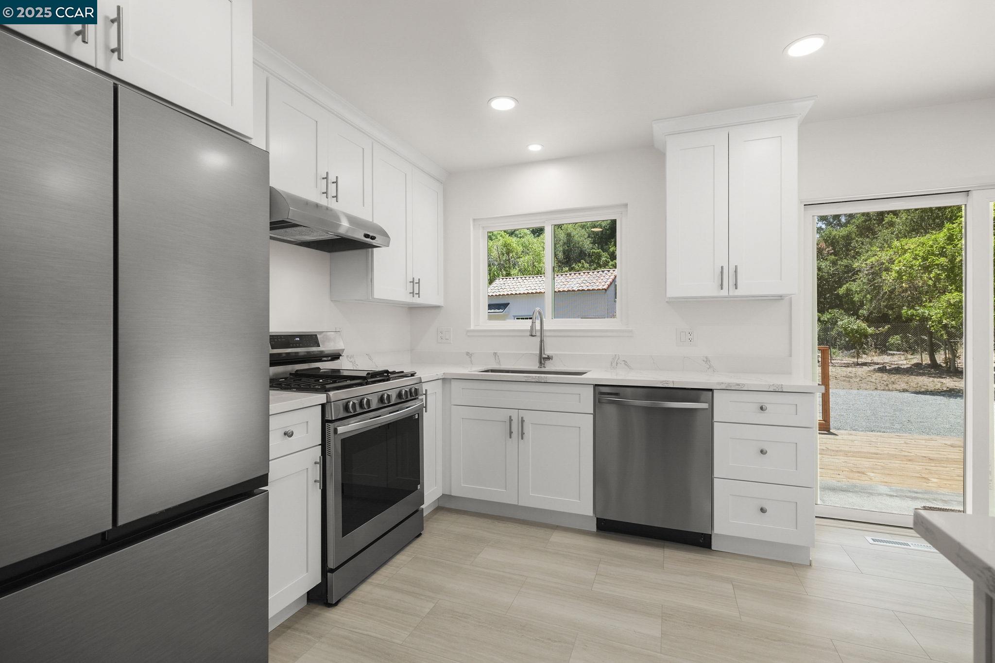 Detail Gallery Image 17 of 41 For 5550 Cold Water Drive, Castro Valley,  CA 94552 - 5 Beds | 3/1 Baths