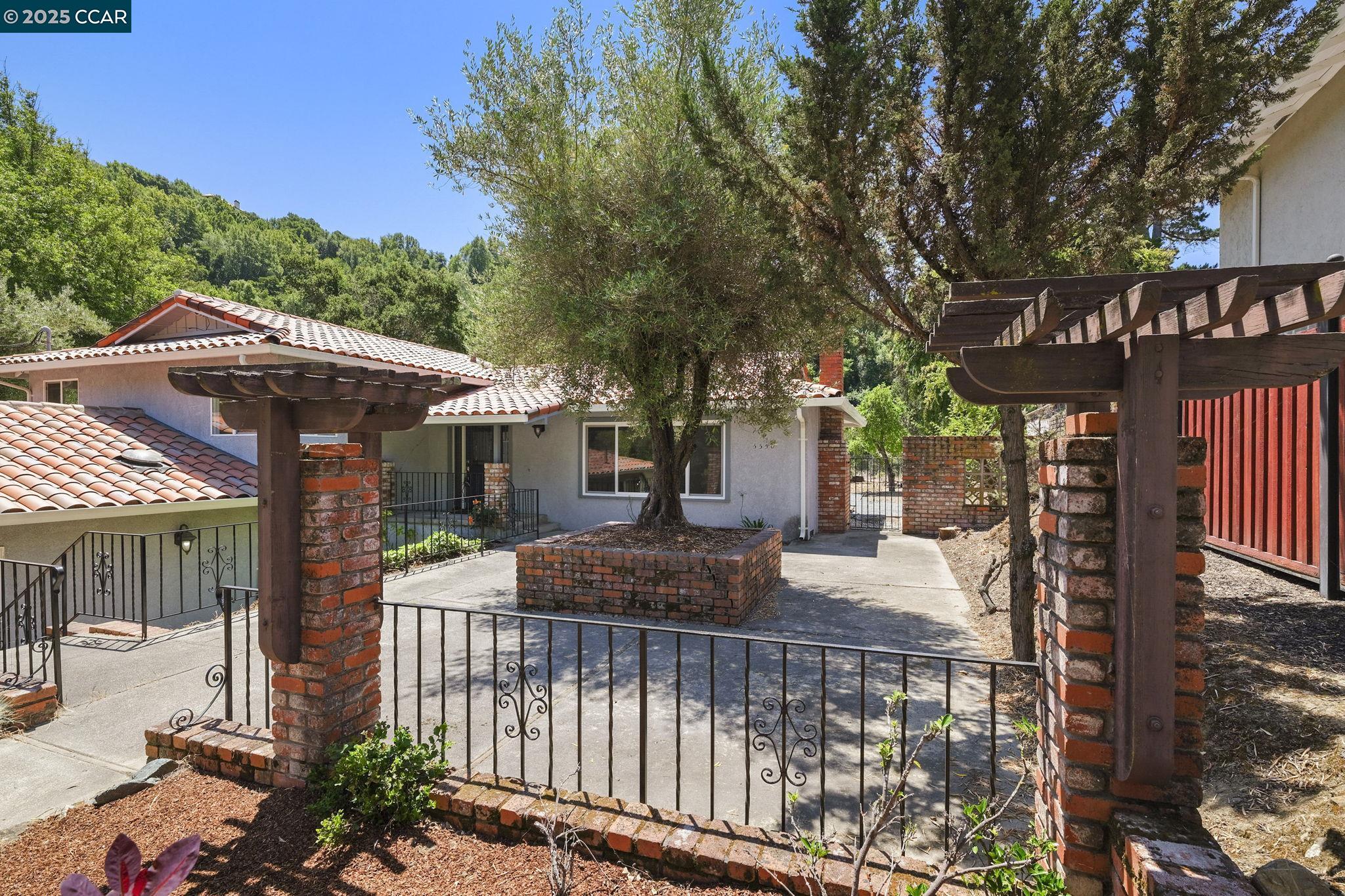Detail Gallery Image 3 of 41 For 5550 Cold Water Drive, Castro Valley,  CA 94552 - 5 Beds | 3/1 Baths
