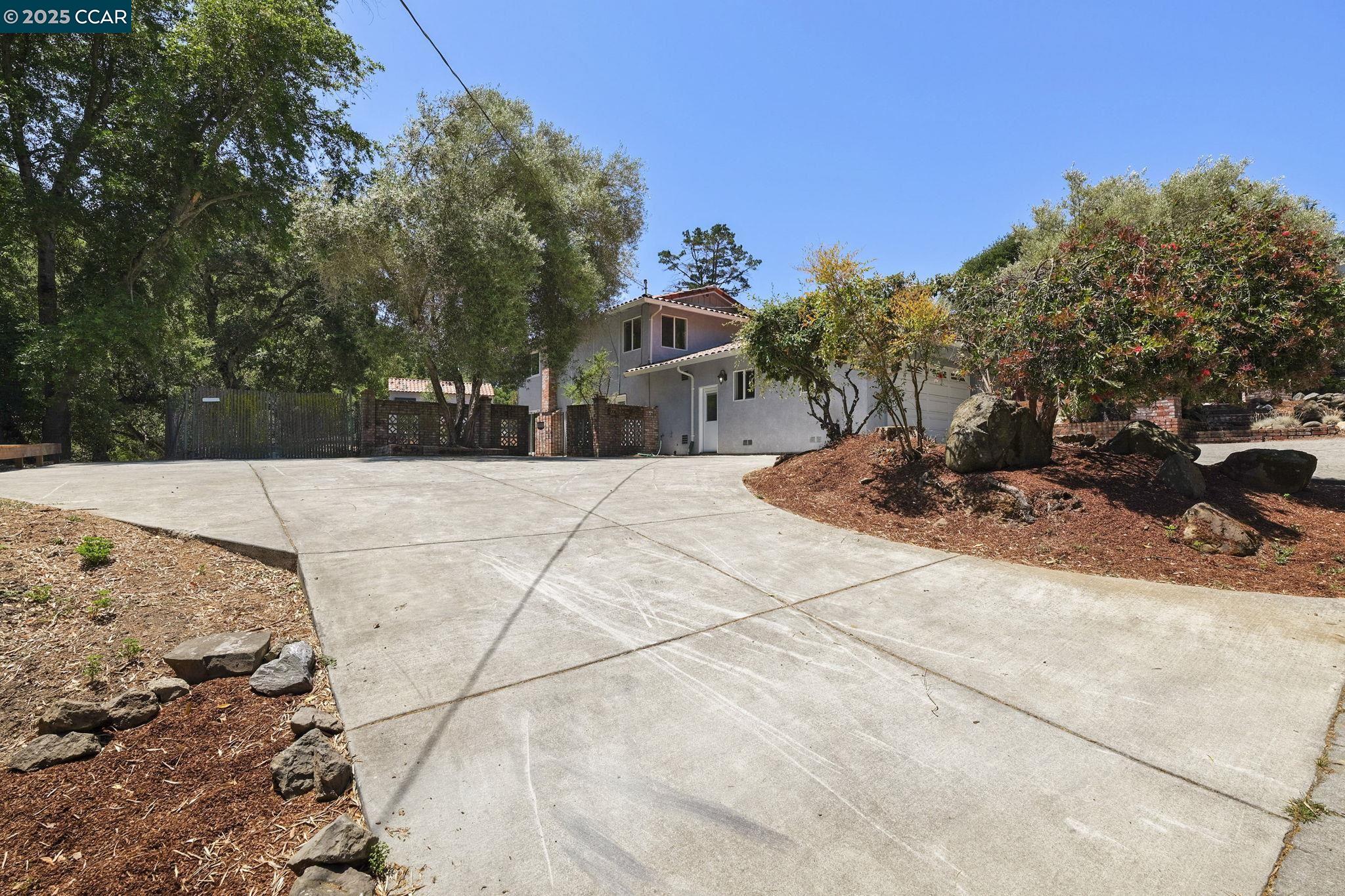 Detail Gallery Image 4 of 41 For 5550 Cold Water Drive, Castro Valley,  CA 94552 - 5 Beds | 3/1 Baths