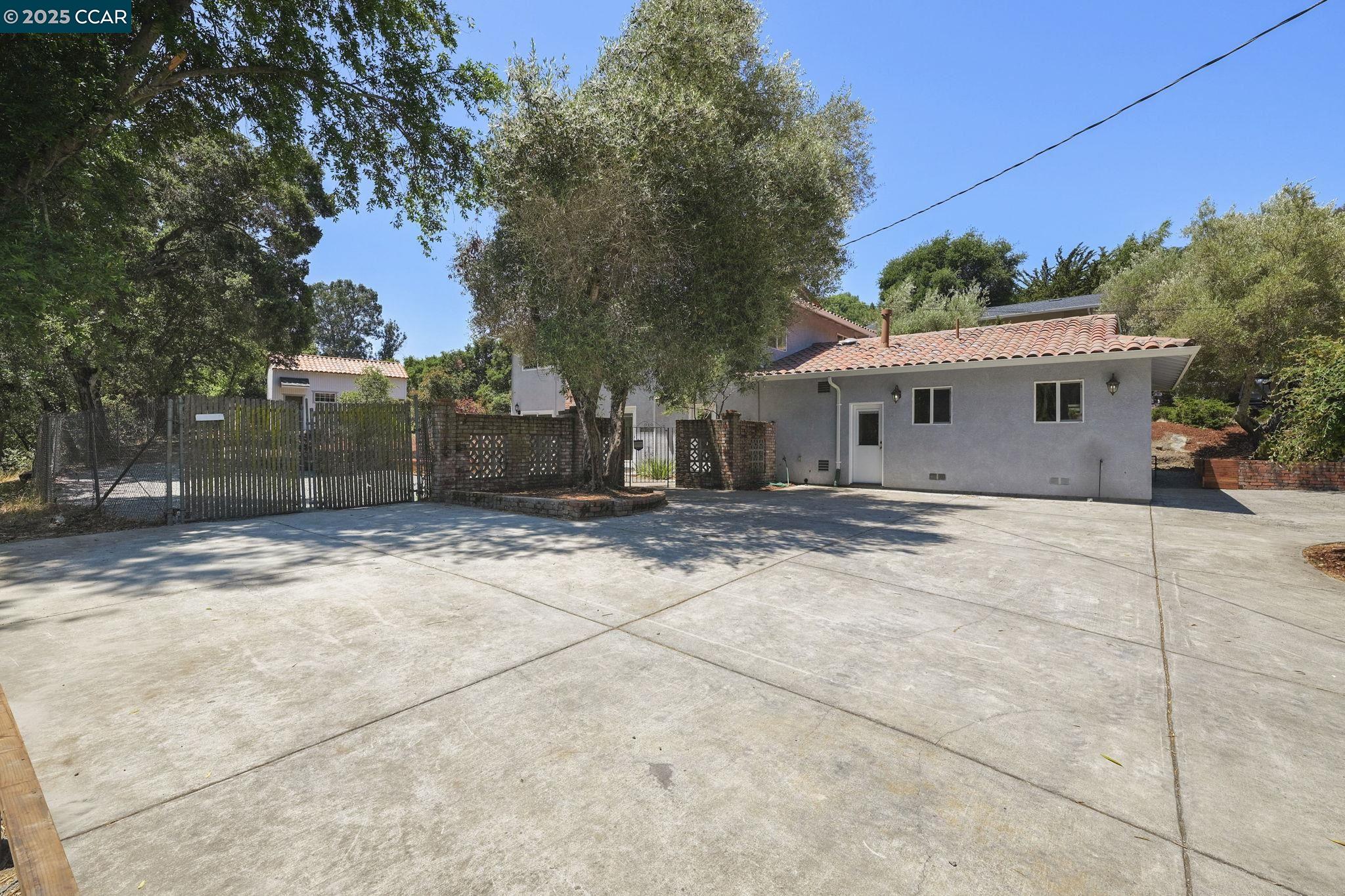 Detail Gallery Image 5 of 41 For 5550 Cold Water Drive, Castro Valley,  CA 94552 - 5 Beds | 3/1 Baths