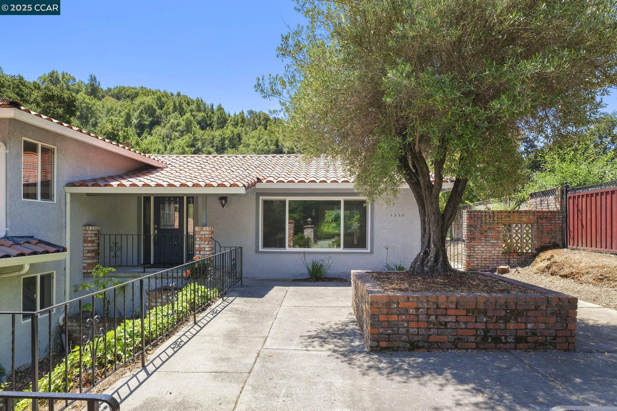 Detail Gallery Image 6 of 41 For 5550 Cold Water Drive, Castro Valley,  CA 94552 - 5 Beds | 3/1 Baths