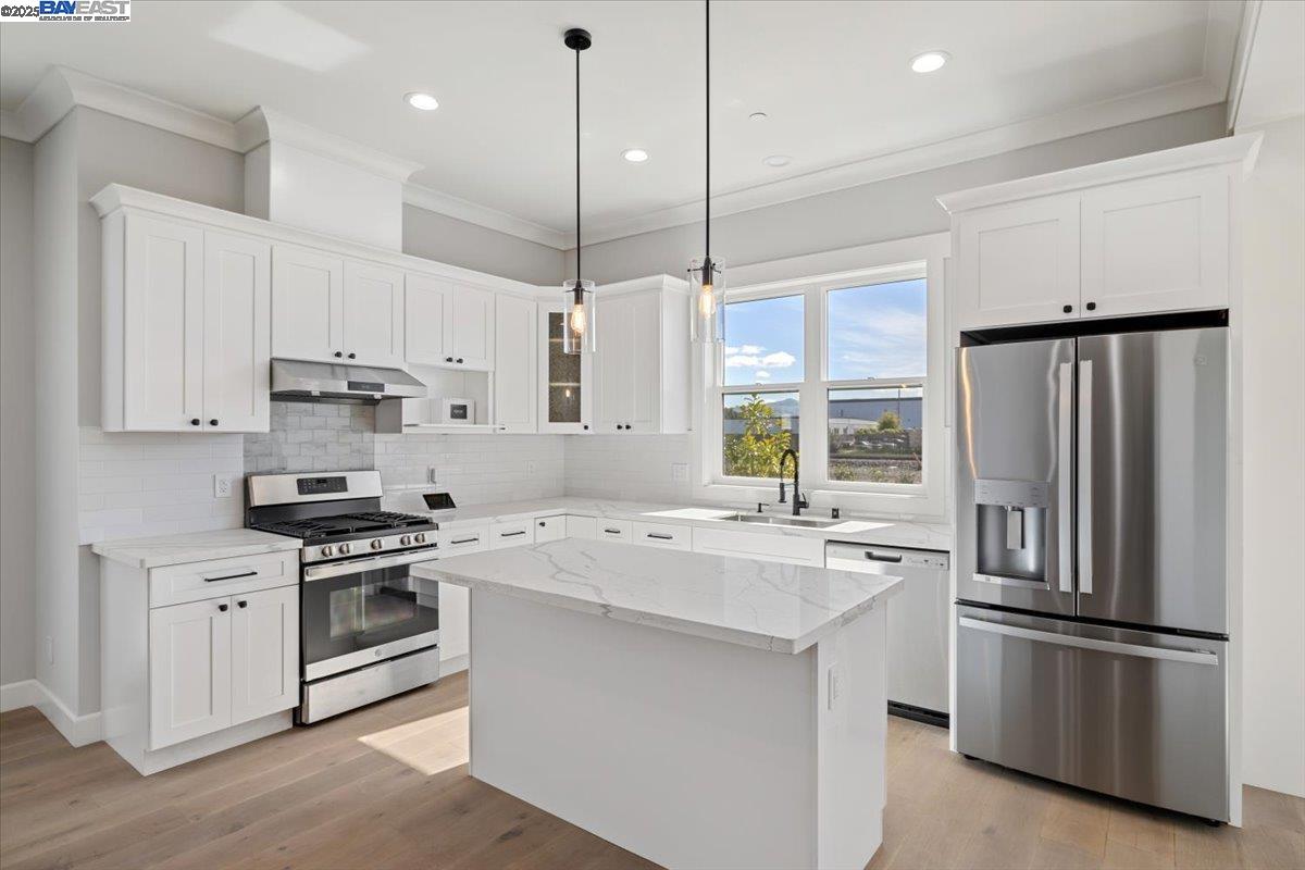 Detail Gallery Image 3 of 17 For 37282 Magnolia St, Newark,  CA 94560 - 4 Beds | 4/1 Baths