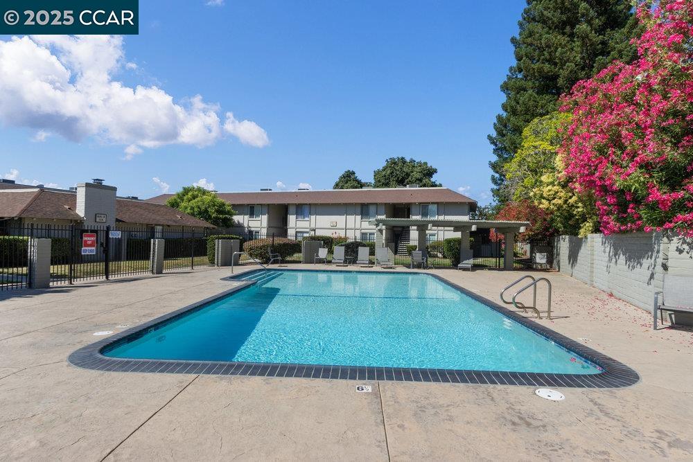Detail Gallery Image 27 of 31 For 825 Oak Grove Rd #29,  Concord,  CA 94518 - 2 Beds | 1 Baths