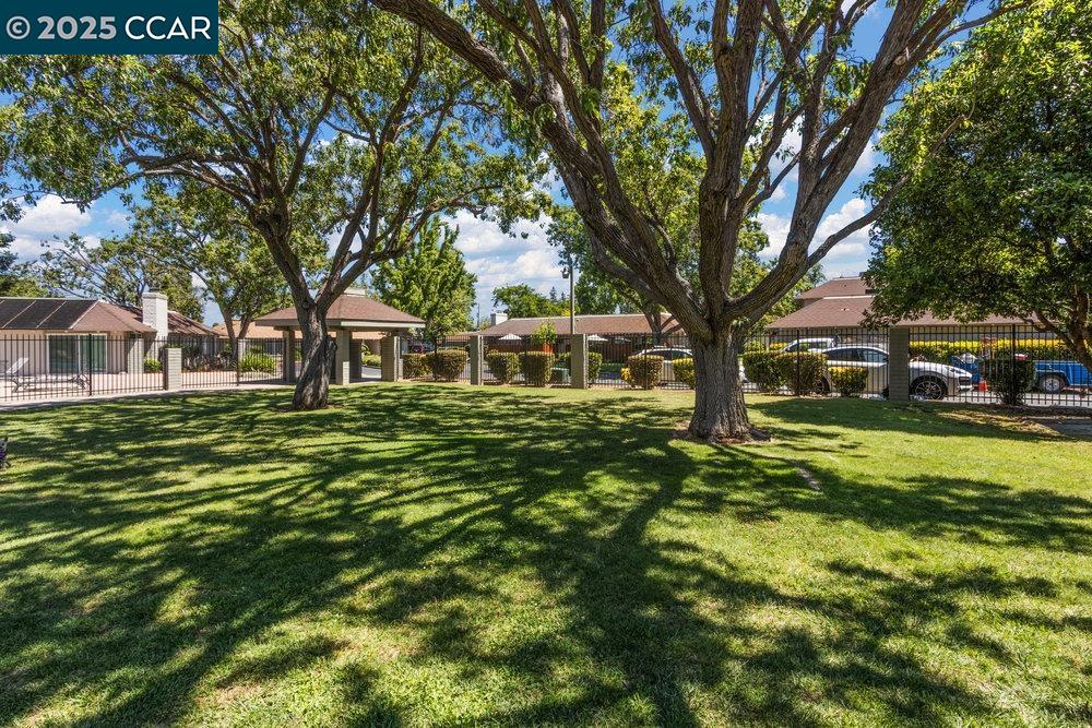 Detail Gallery Image 28 of 31 For 825 Oak Grove Rd #29,  Concord,  CA 94518 - 2 Beds | 1 Baths