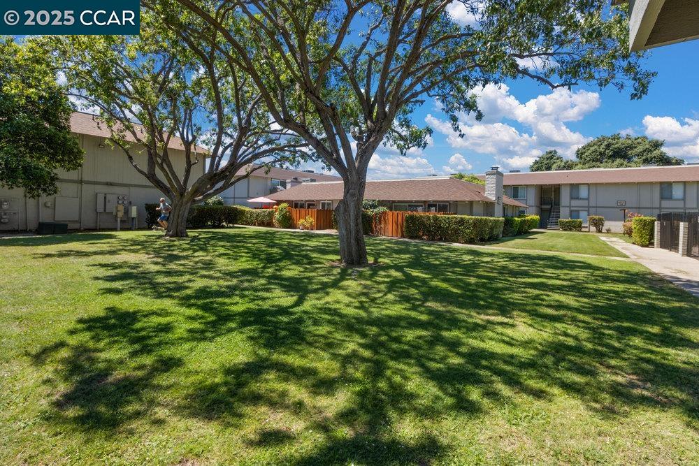 Detail Gallery Image 29 of 31 For 825 Oak Grove Rd #29,  Concord,  CA 94518 - 2 Beds | 1 Baths