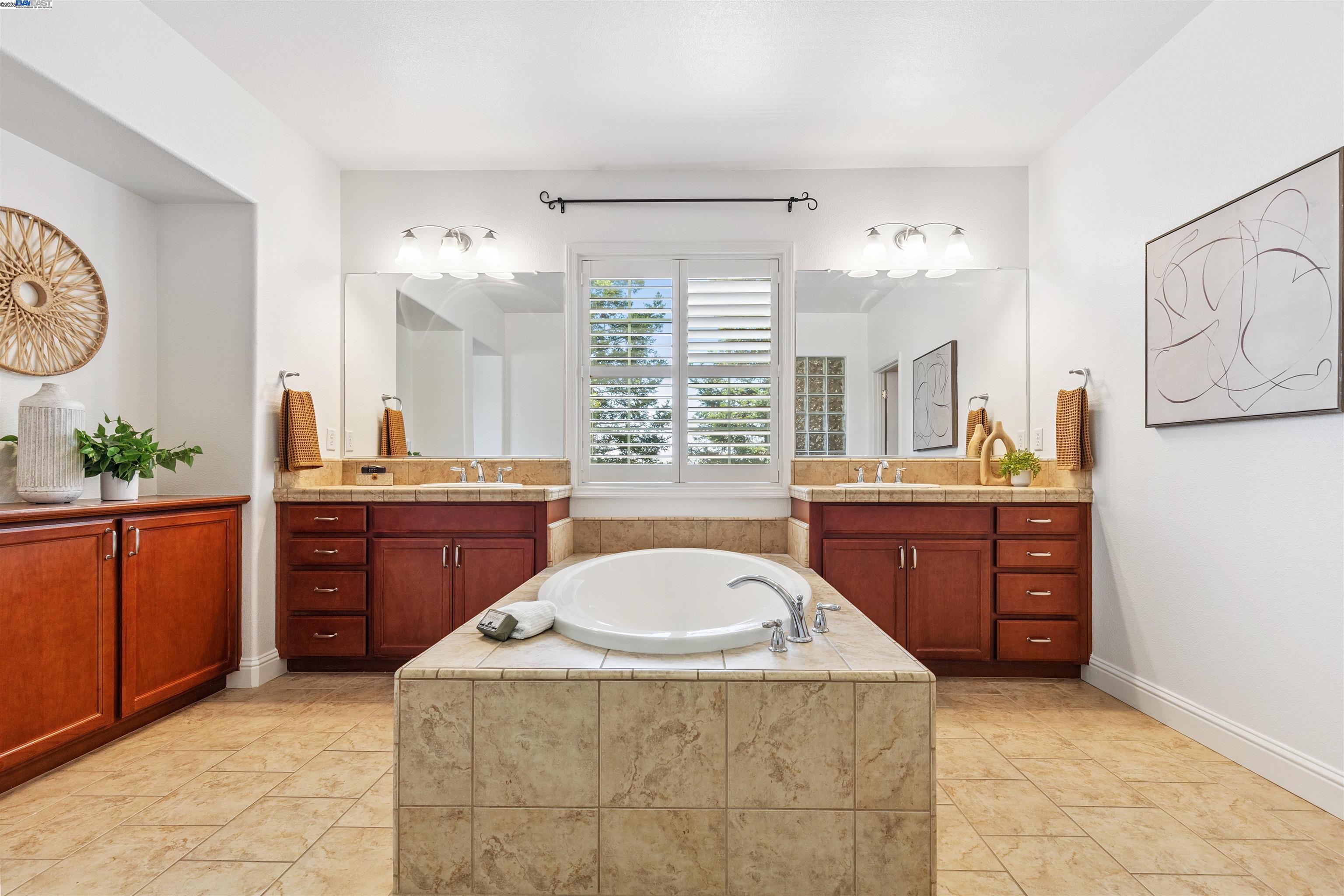 Detail Gallery Image 17 of 51 For 2114 Ranch View Dr, Rocklin,  CA 95765 - 5 Beds | 3 Baths