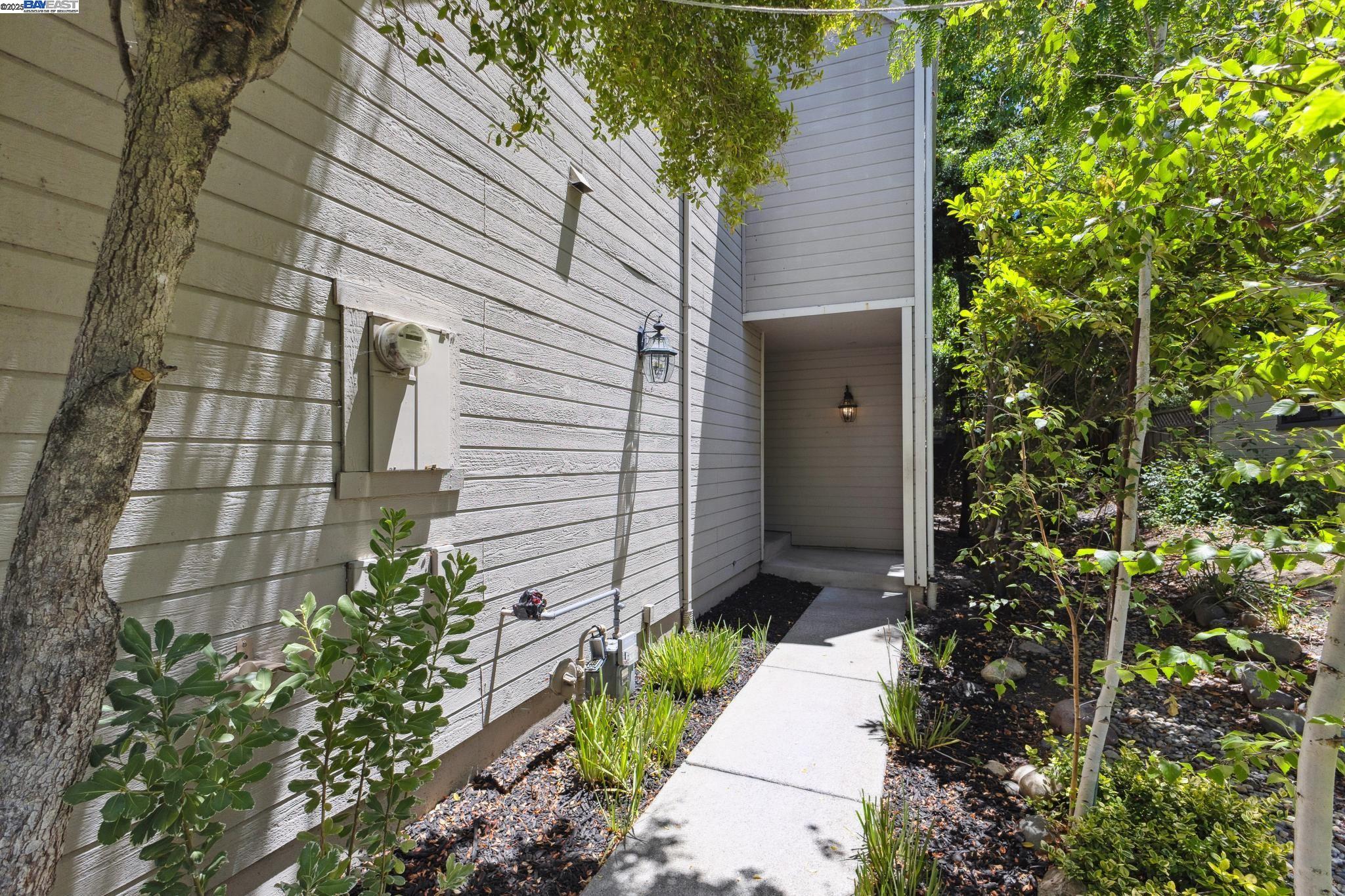 Detail Gallery Image 2 of 46 For 40 Silktree Ct, Danville,  CA 94526 - 3 Beds | 2/1 Baths