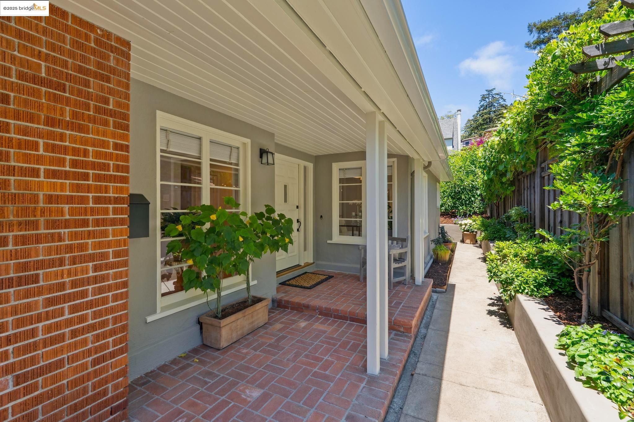 Detail Gallery Image 6 of 49 For 917 Regal Rd, Berkeley,  CA 94708 - 3 Beds | 2/1 Baths