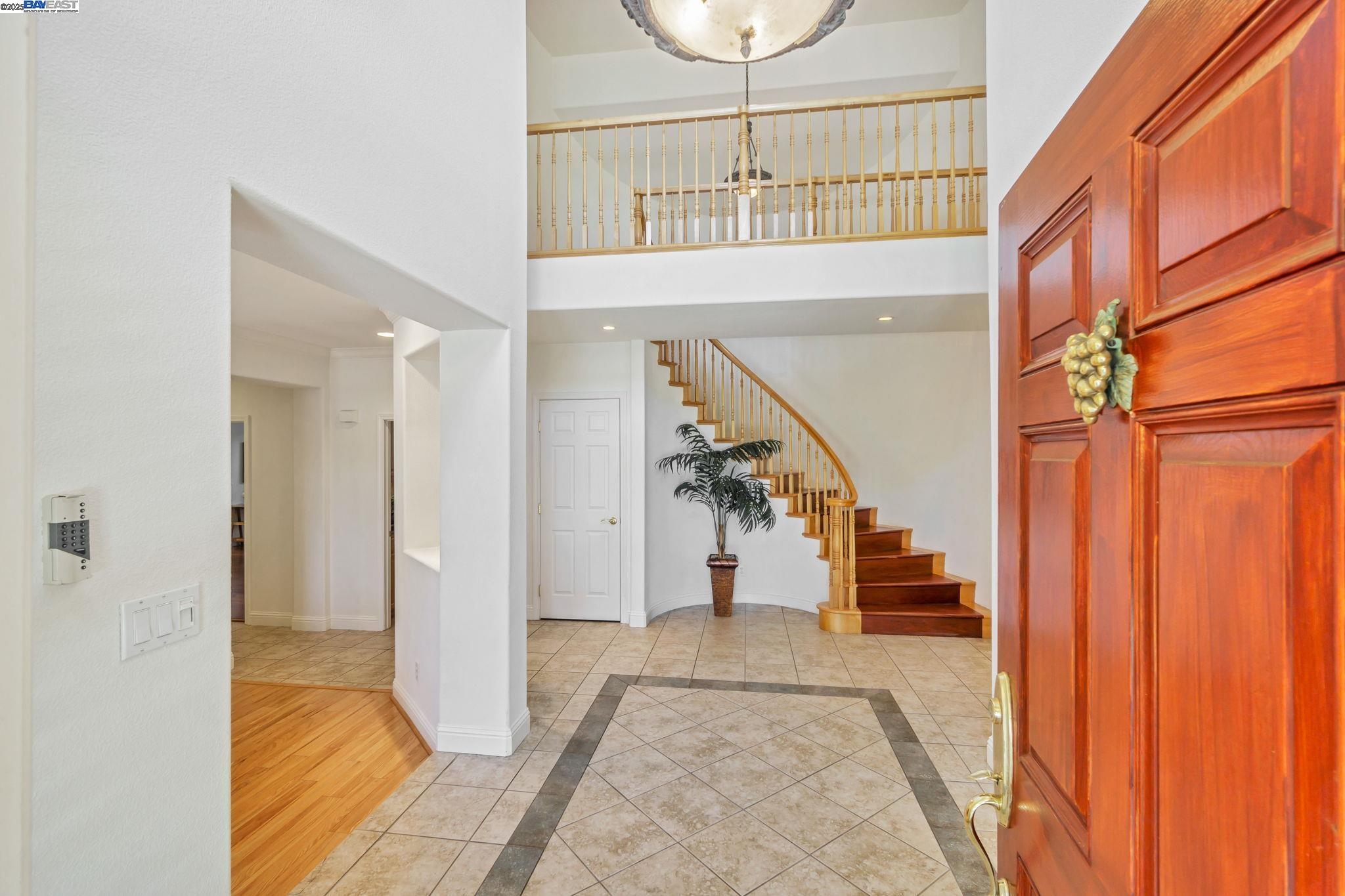 Detail Gallery Image 4 of 50 For 135 Cara Ct, Walnut Creek,  CA 94596 - 5 Beds | 3/1 Baths