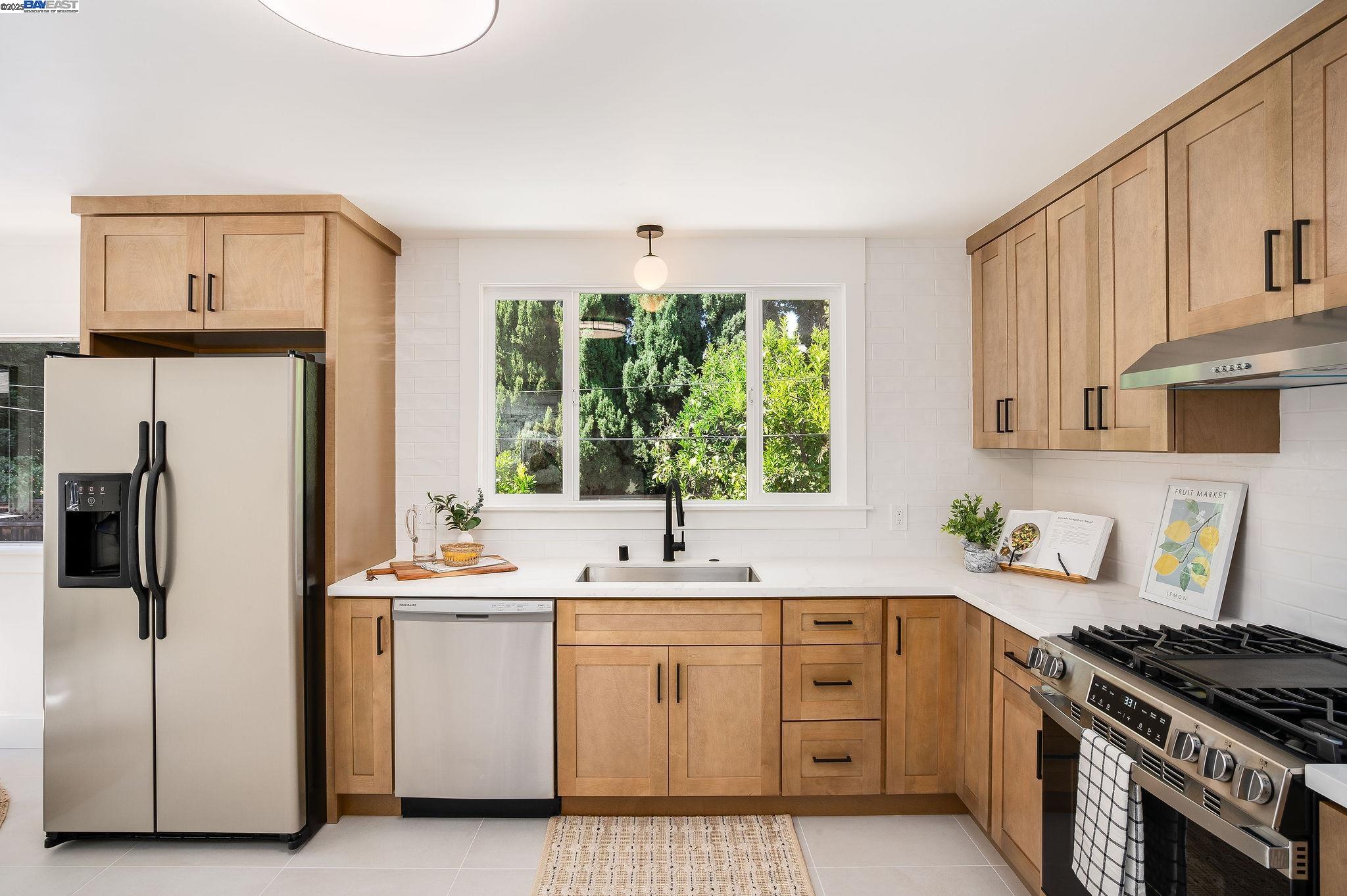 Detail Gallery Image 12 of 60 For 5731 Hermann St, Oakland,  CA 94609 - – Beds | – Baths