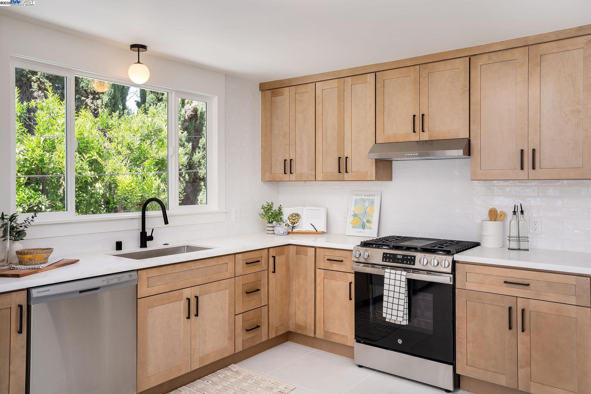 Detail Gallery Image 14 of 60 For 5731 Hermann St, Oakland,  CA 94609 - – Beds | – Baths