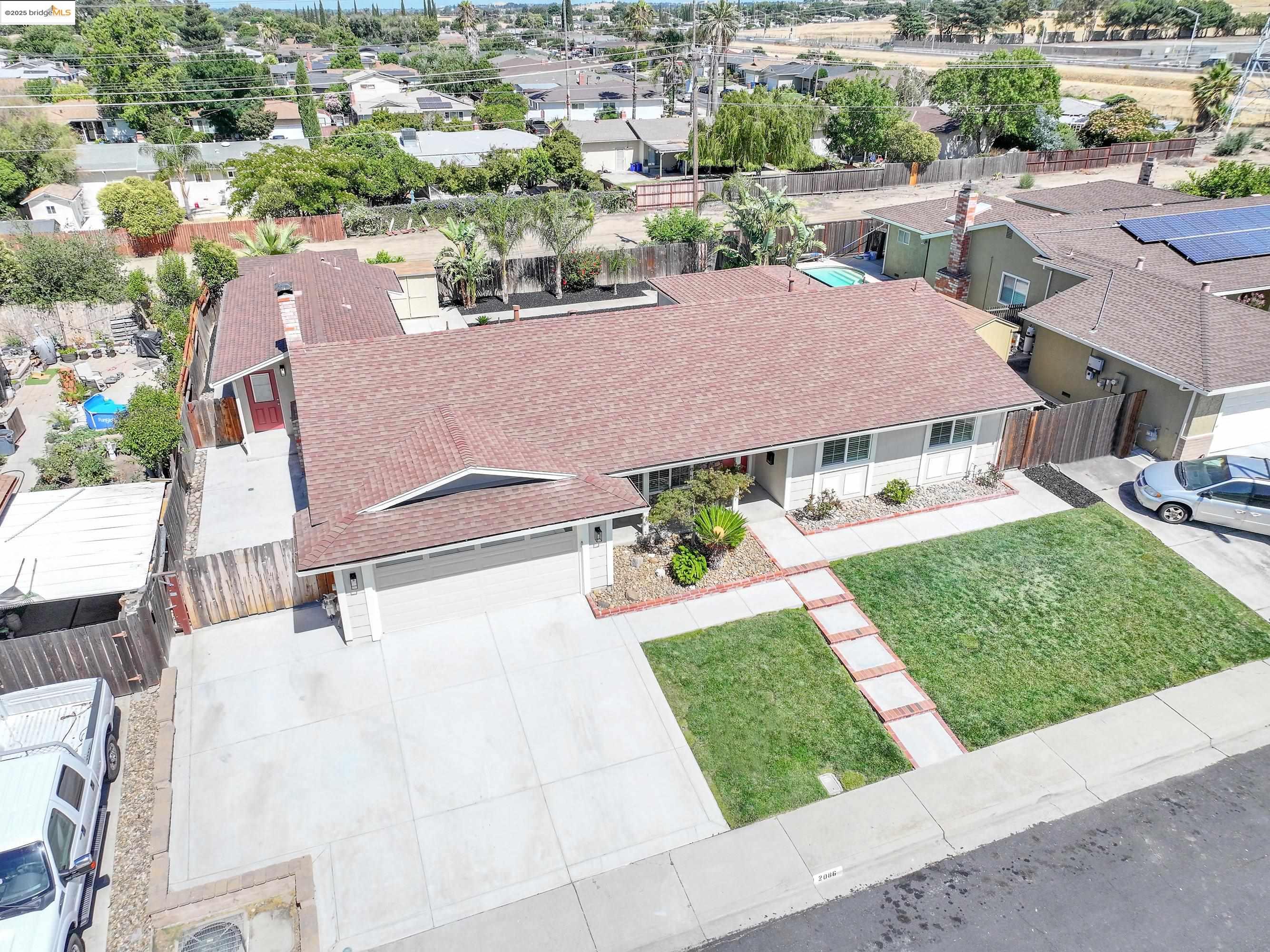 Detail Gallery Image 2 of 43 For 2086 Oakridge Ln, Pittsburg,  CA 94565 - 4 Beds | 2 Baths