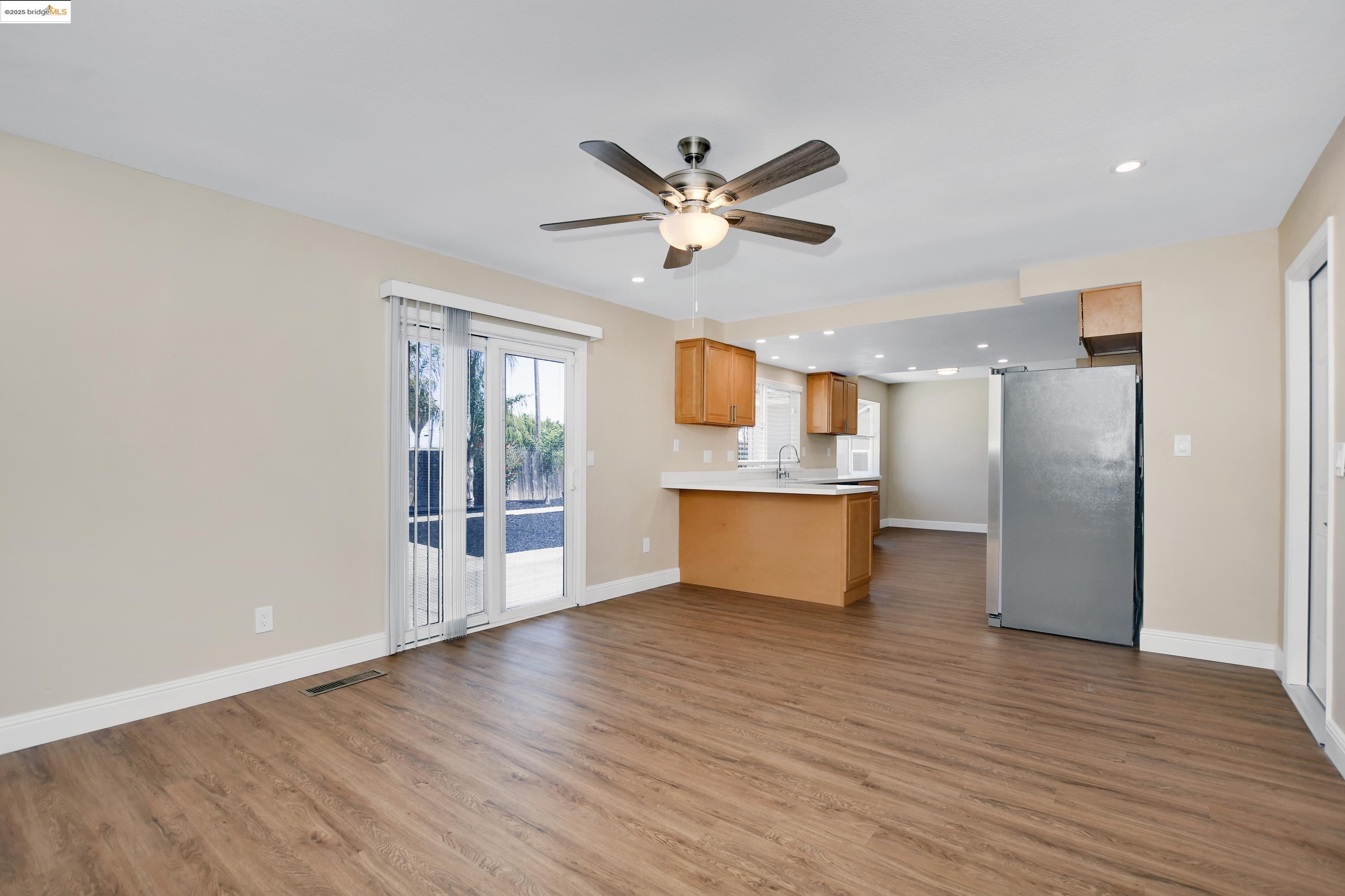 Detail Gallery Image 12 of 43 For 2086 Oakridge Ln, Pittsburg,  CA 94565 - 4 Beds | 2 Baths