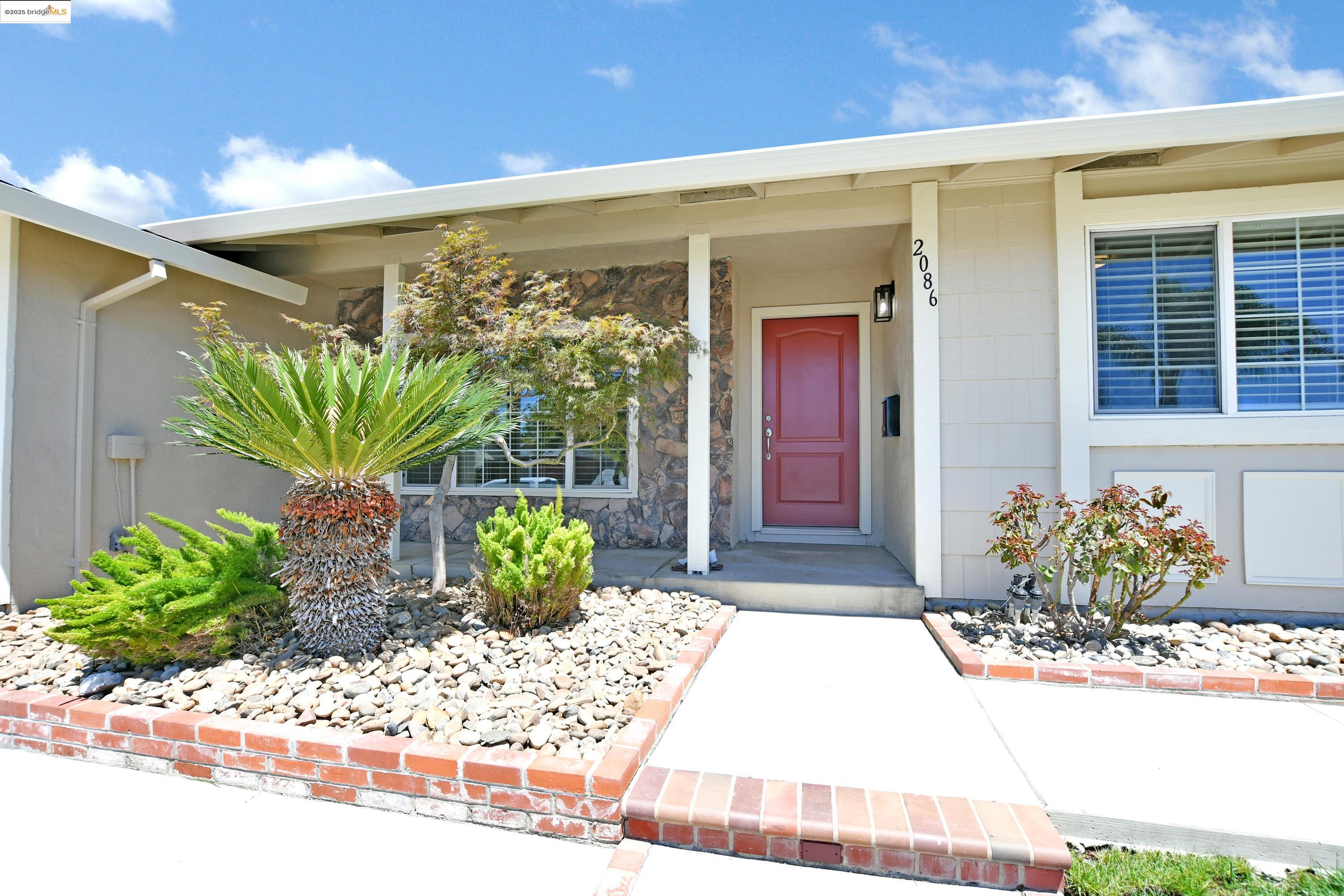 Detail Gallery Image 3 of 43 For 2086 Oakridge Ln, Pittsburg,  CA 94565 - 4 Beds | 2 Baths