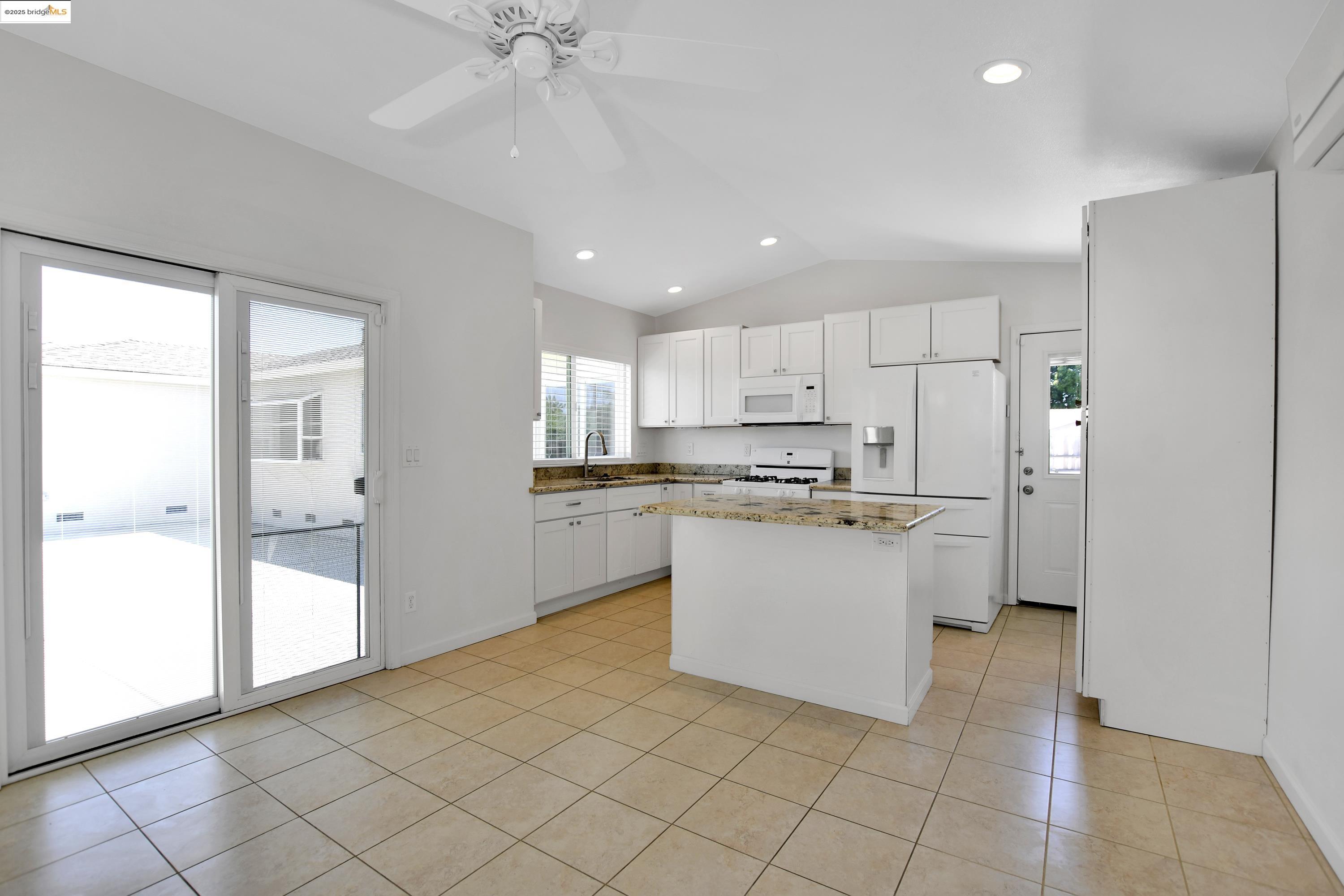 Detail Gallery Image 27 of 43 For 2086 Oakridge Ln, Pittsburg,  CA 94565 - 4 Beds | 2 Baths