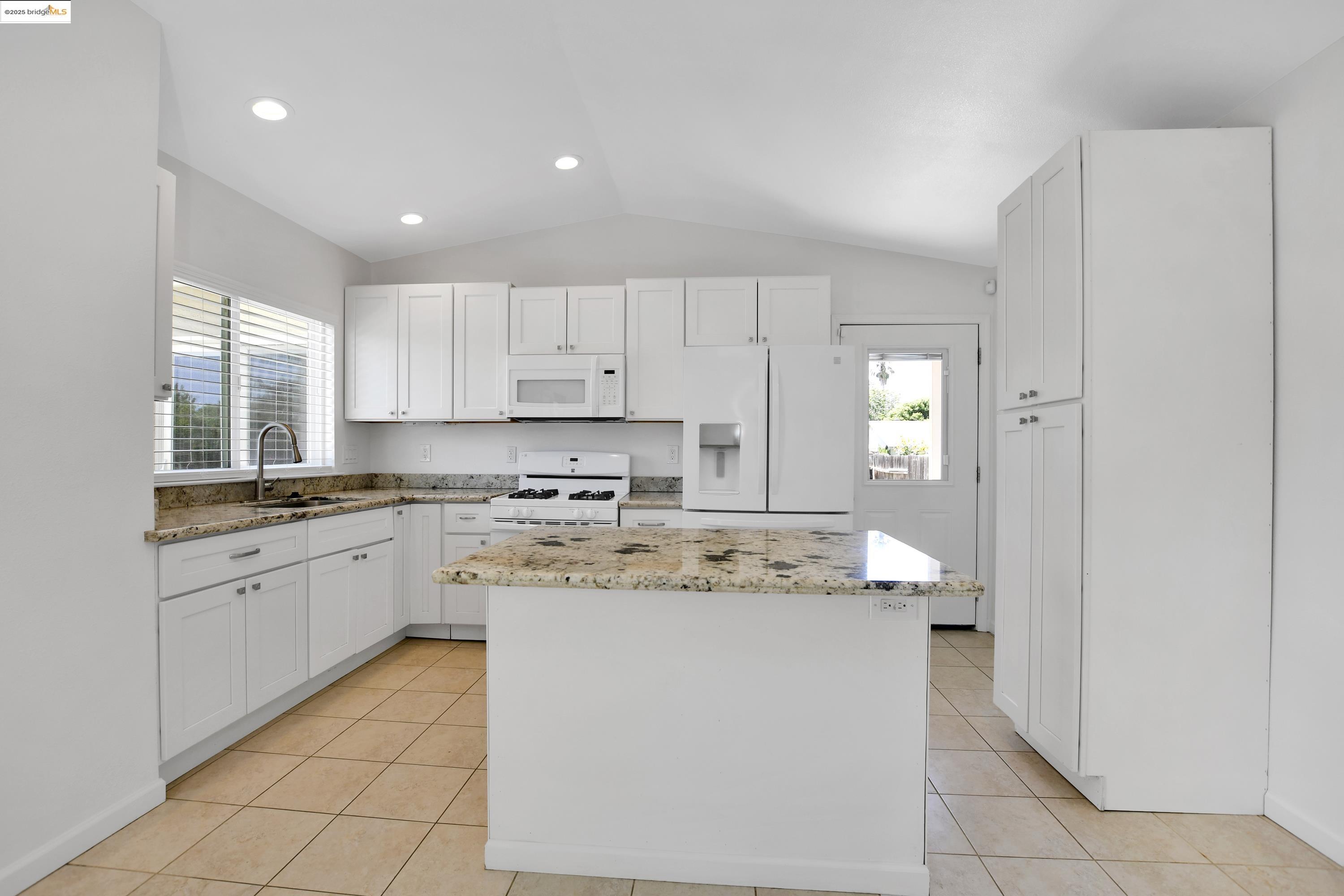 Detail Gallery Image 28 of 43 For 2086 Oakridge Ln, Pittsburg,  CA 94565 - 4 Beds | 2 Baths