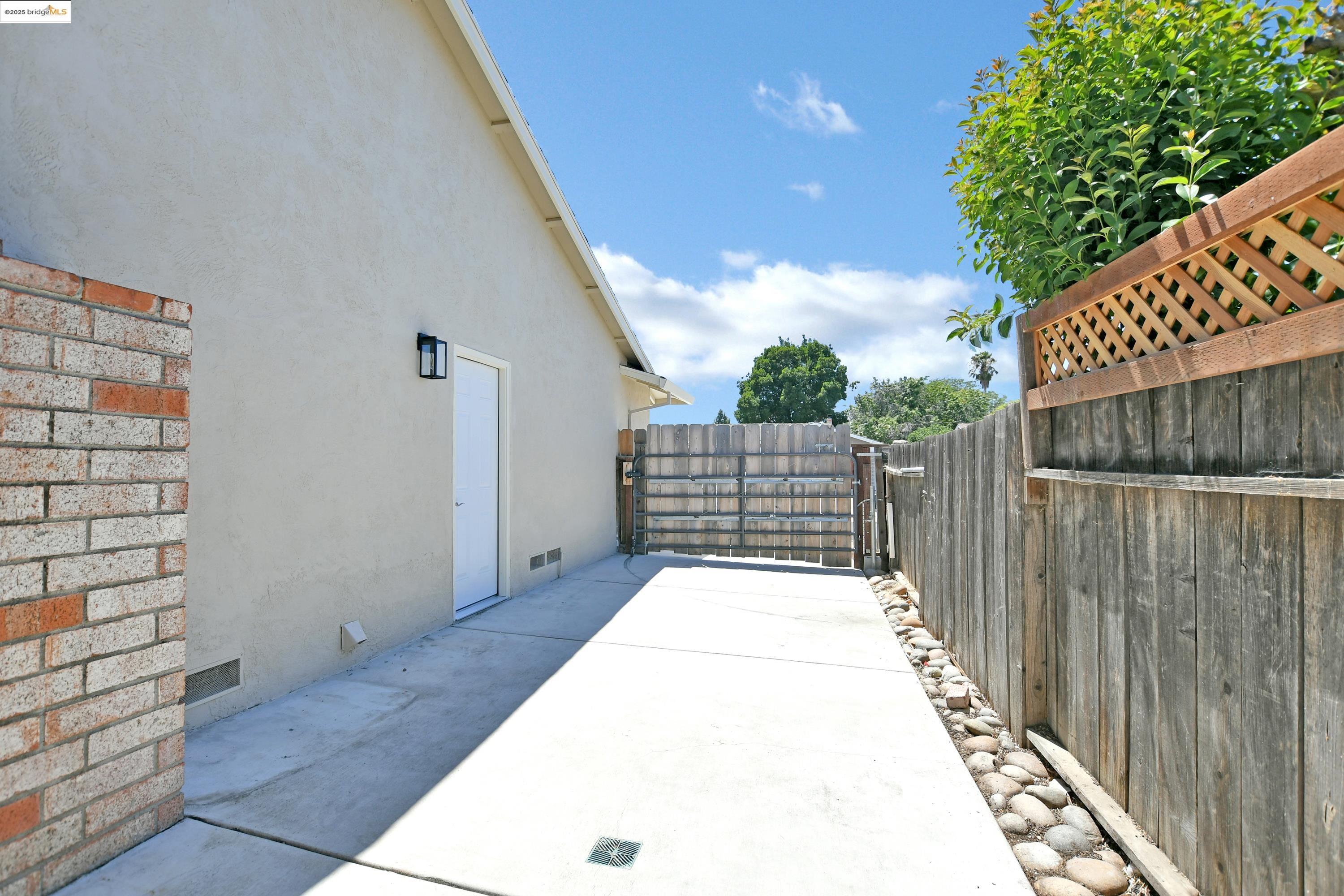 Detail Gallery Image 37 of 43 For 2086 Oakridge Ln, Pittsburg,  CA 94565 - 4 Beds | 2 Baths