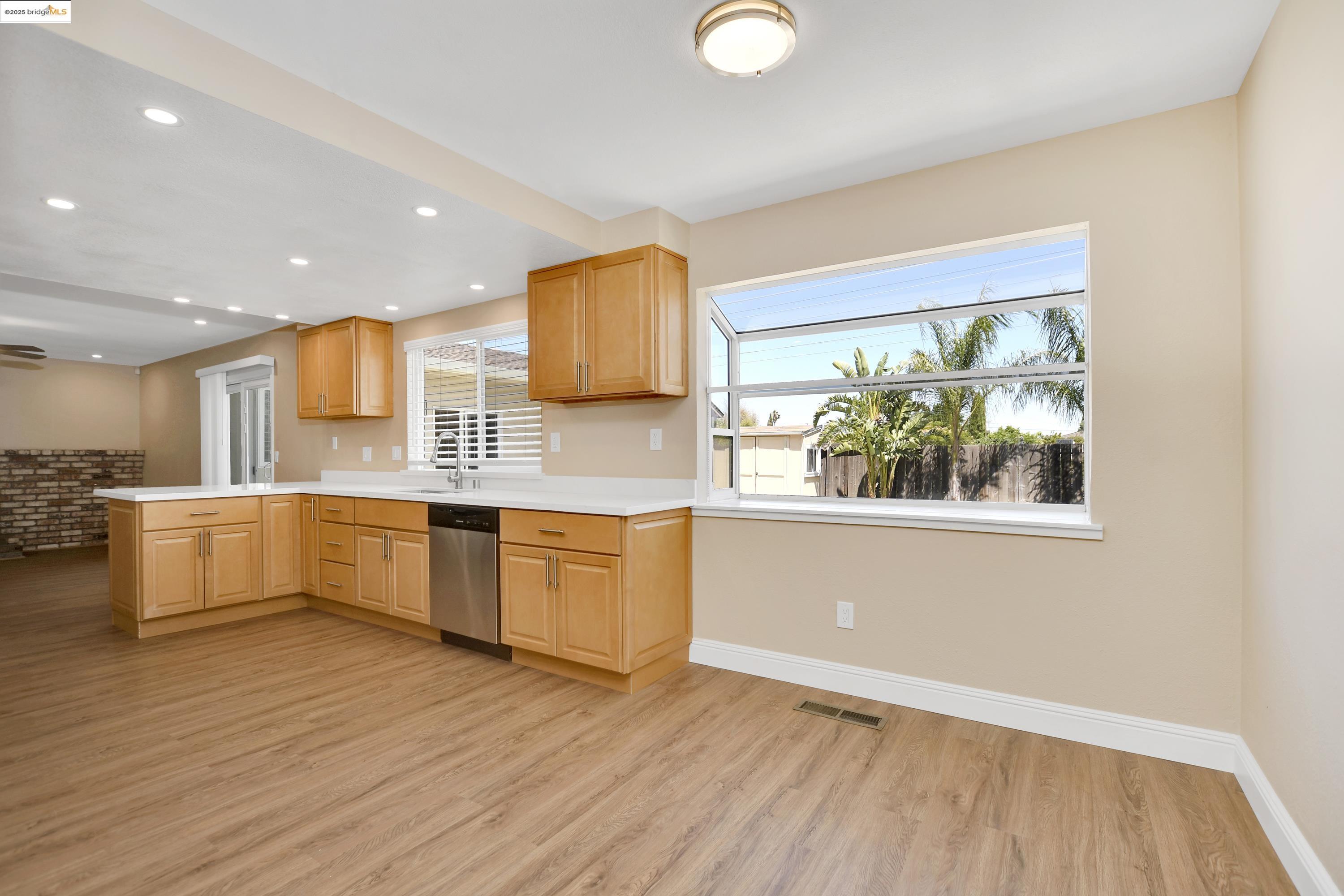 Detail Gallery Image 7 of 43 For 2086 Oakridge Ln, Pittsburg,  CA 94565 - 4 Beds | 2 Baths