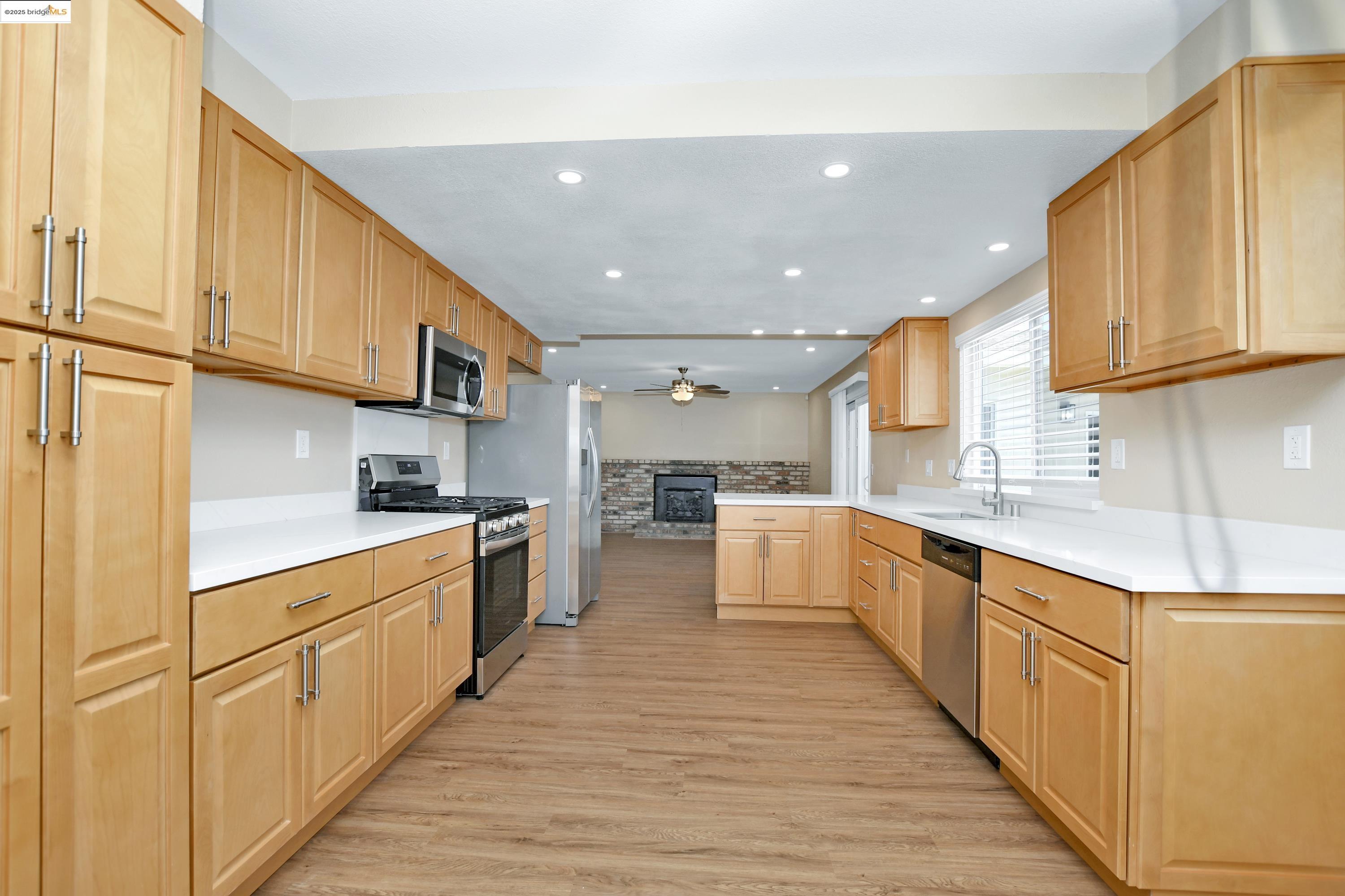 Detail Gallery Image 8 of 43 For 2086 Oakridge Ln, Pittsburg,  CA 94565 - 4 Beds | 2 Baths