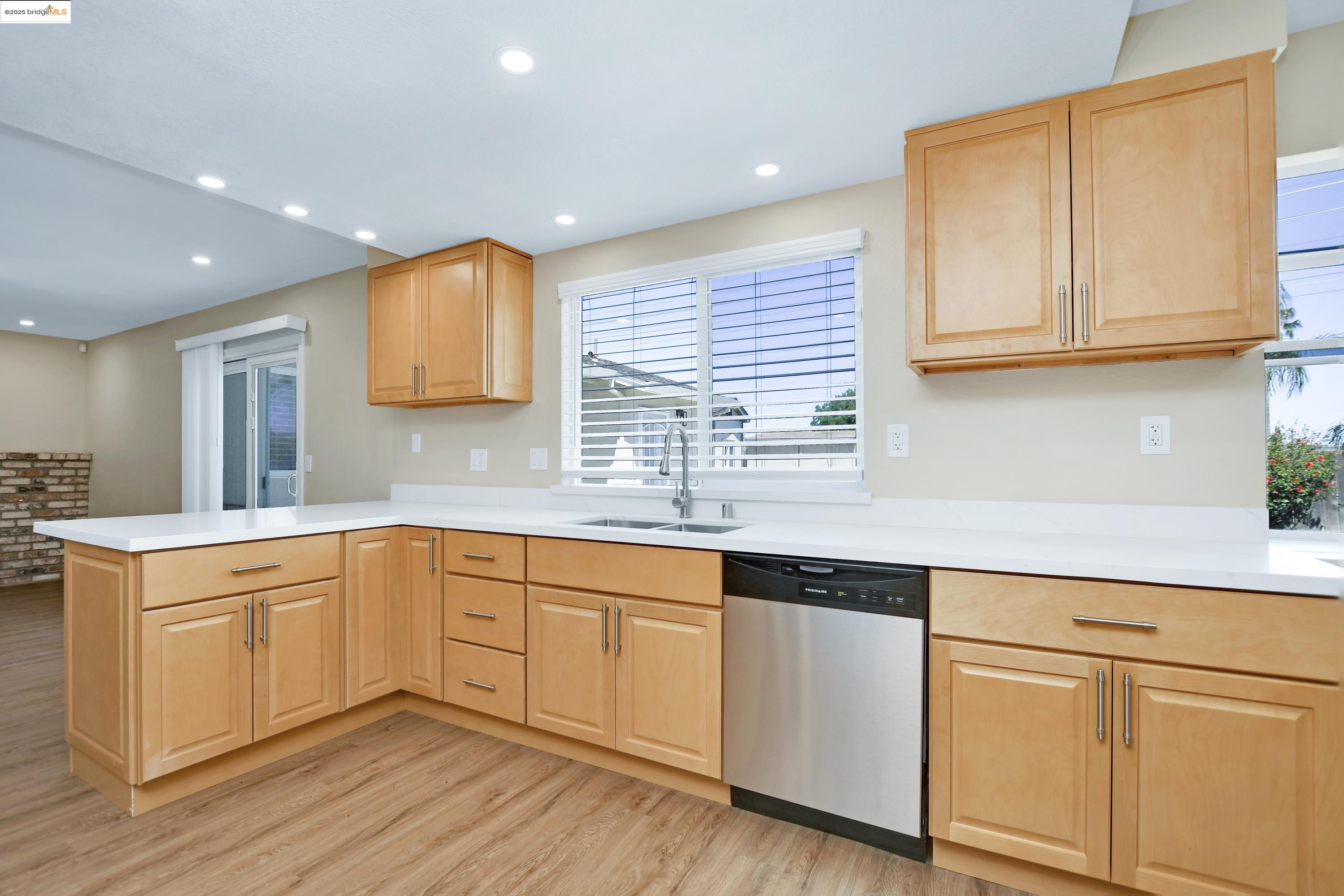 Detail Gallery Image 9 of 43 For 2086 Oakridge Ln, Pittsburg,  CA 94565 - 4 Beds | 2 Baths