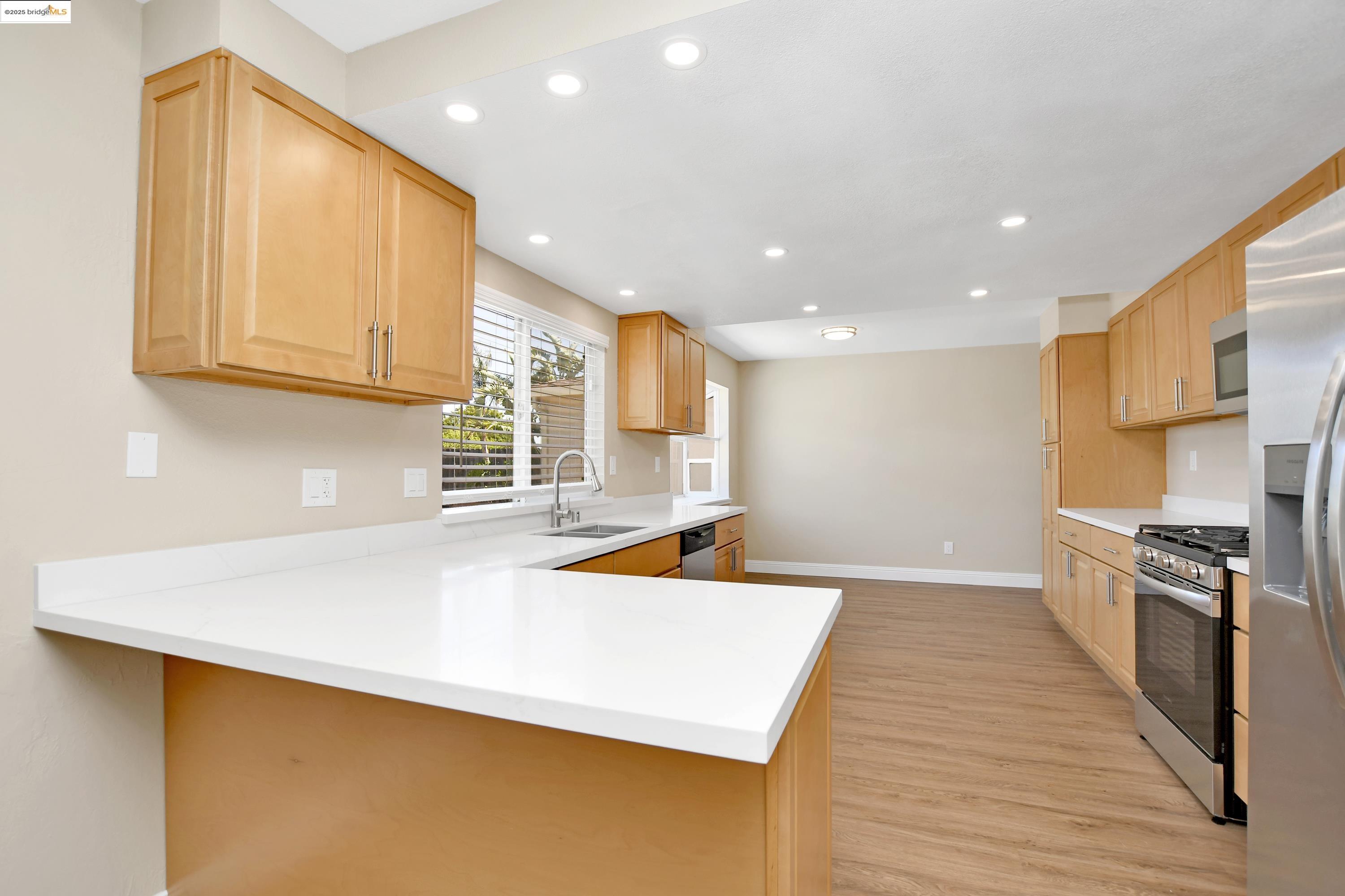Detail Gallery Image 10 of 43 For 2086 Oakridge Ln, Pittsburg,  CA 94565 - 4 Beds | 2 Baths