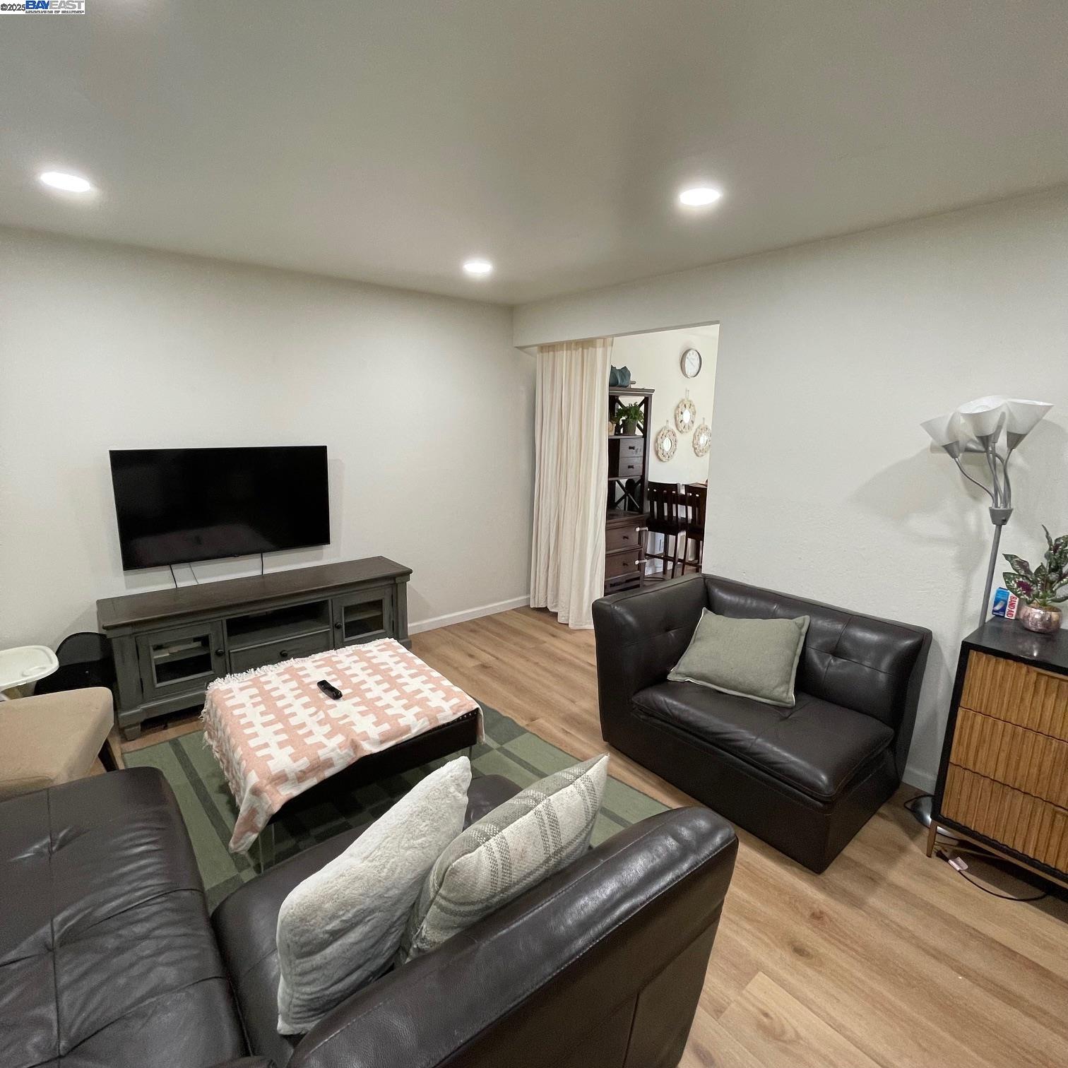 Detail Gallery Image 5 of 13 For 34547 Nantucket Cmn, Fremont,  CA 94555 - 2 Beds | 1/1 Baths