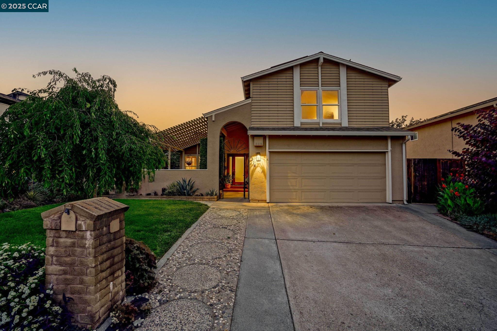 Detail Gallery Image 2 of 40 For 2218 Hidden Lakes Ct, Martinez,  CA 94553-5426 - 3 Beds | 2/1 Baths