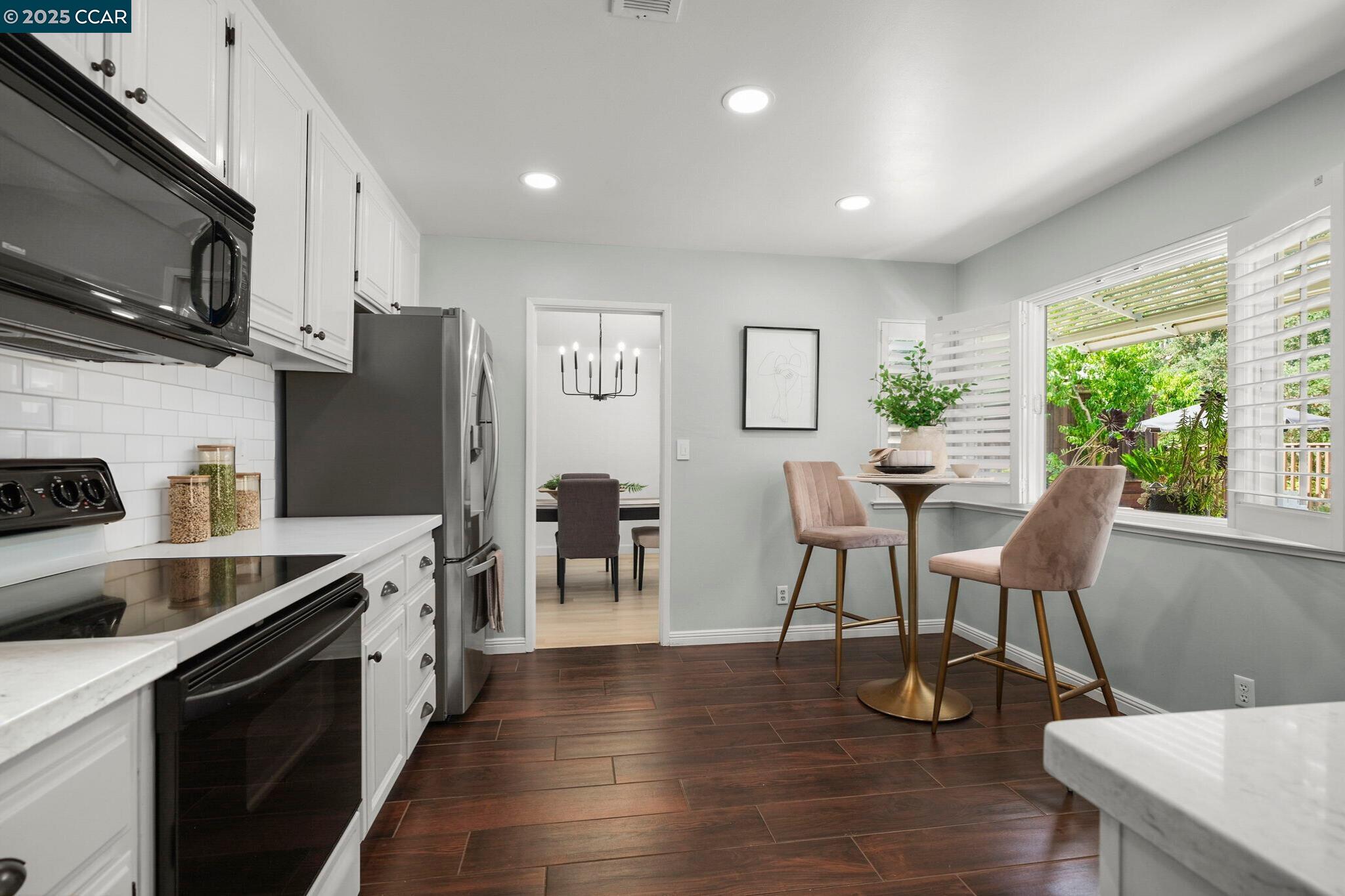 Detail Gallery Image 11 of 40 For 2218 Hidden Lakes Ct, Martinez,  CA 94553-5426 - 3 Beds | 2/1 Baths