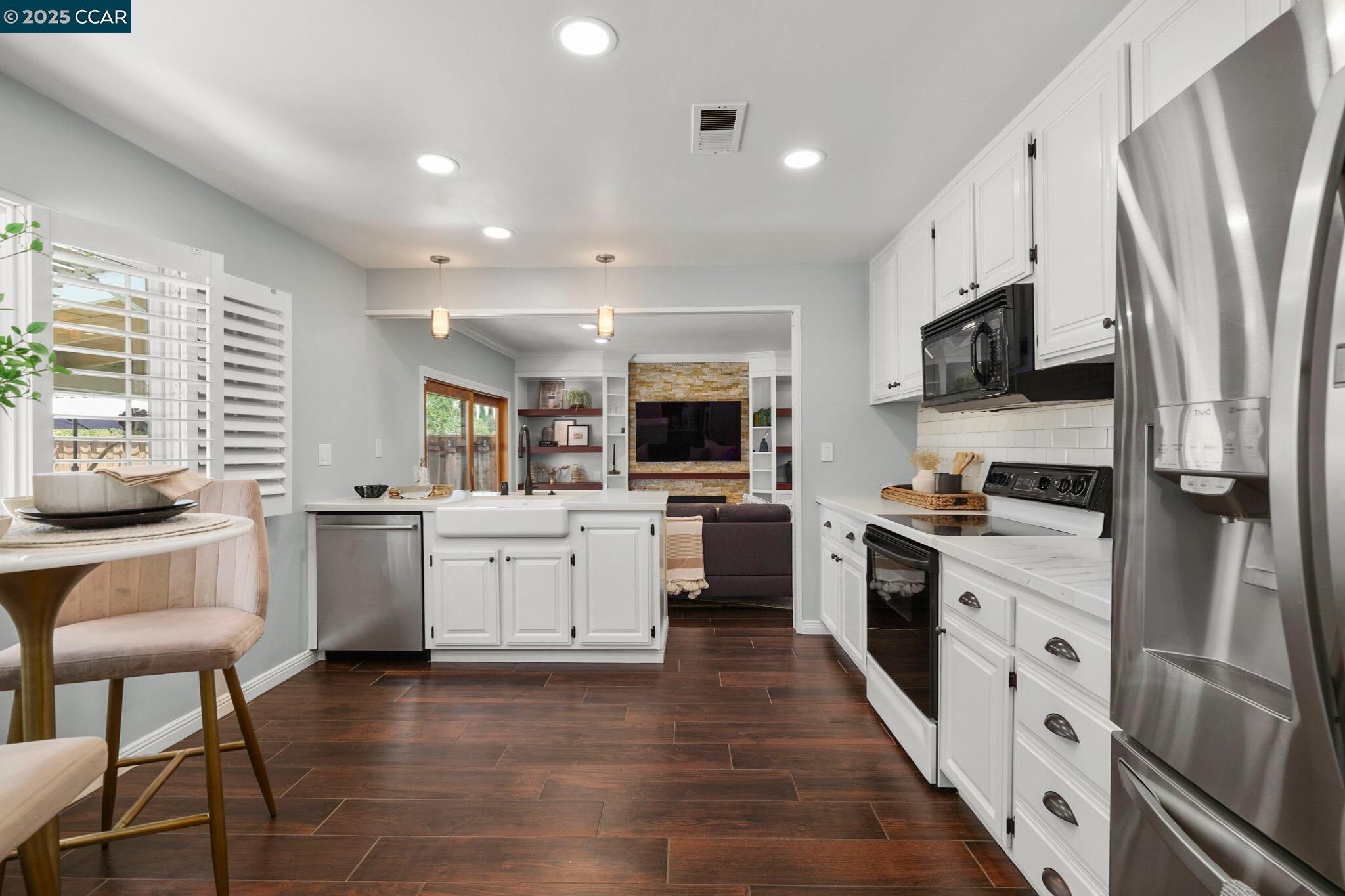 Detail Gallery Image 12 of 40 For 2218 Hidden Lakes Ct, Martinez,  CA 94553-5426 - 3 Beds | 2/1 Baths