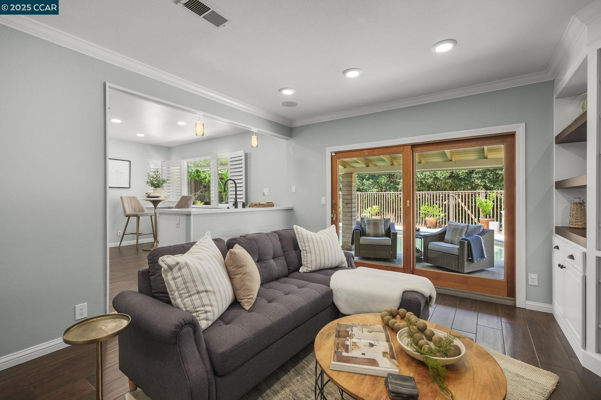 Detail Gallery Image 16 of 40 For 2218 Hidden Lakes Ct, Martinez,  CA 94553-5426 - 3 Beds | 2/1 Baths