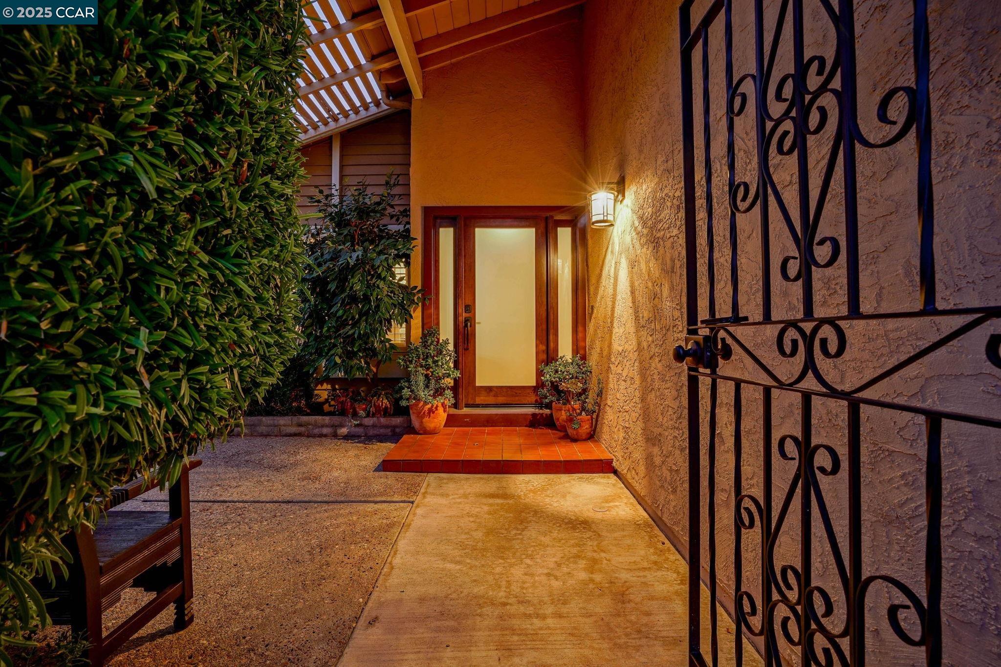 Detail Gallery Image 3 of 40 For 2218 Hidden Lakes Ct, Martinez,  CA 94553-5426 - 3 Beds | 2/1 Baths
