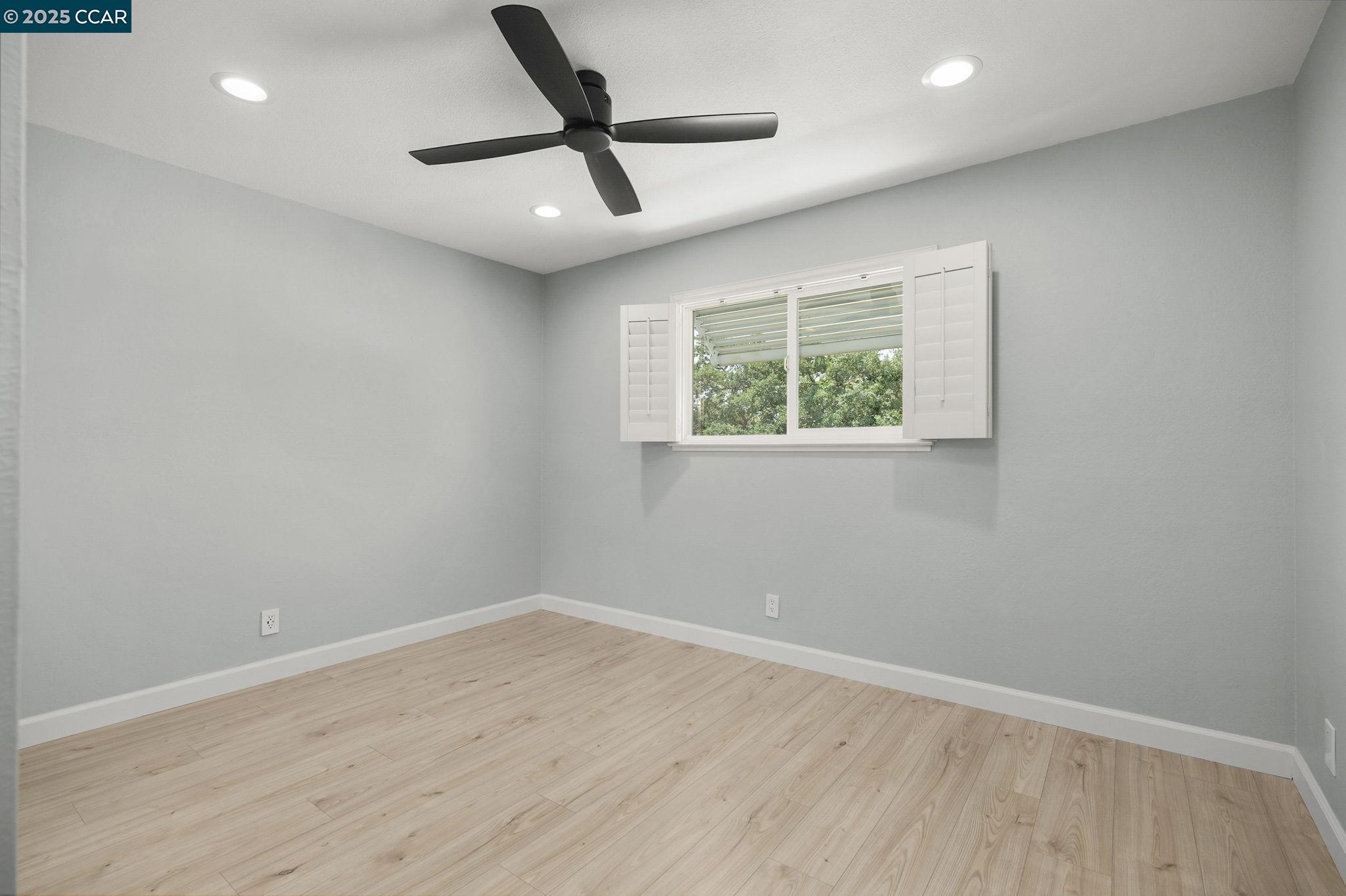 Detail Gallery Image 25 of 40 For 2218 Hidden Lakes Ct, Martinez,  CA 94553-5426 - 3 Beds | 2/1 Baths