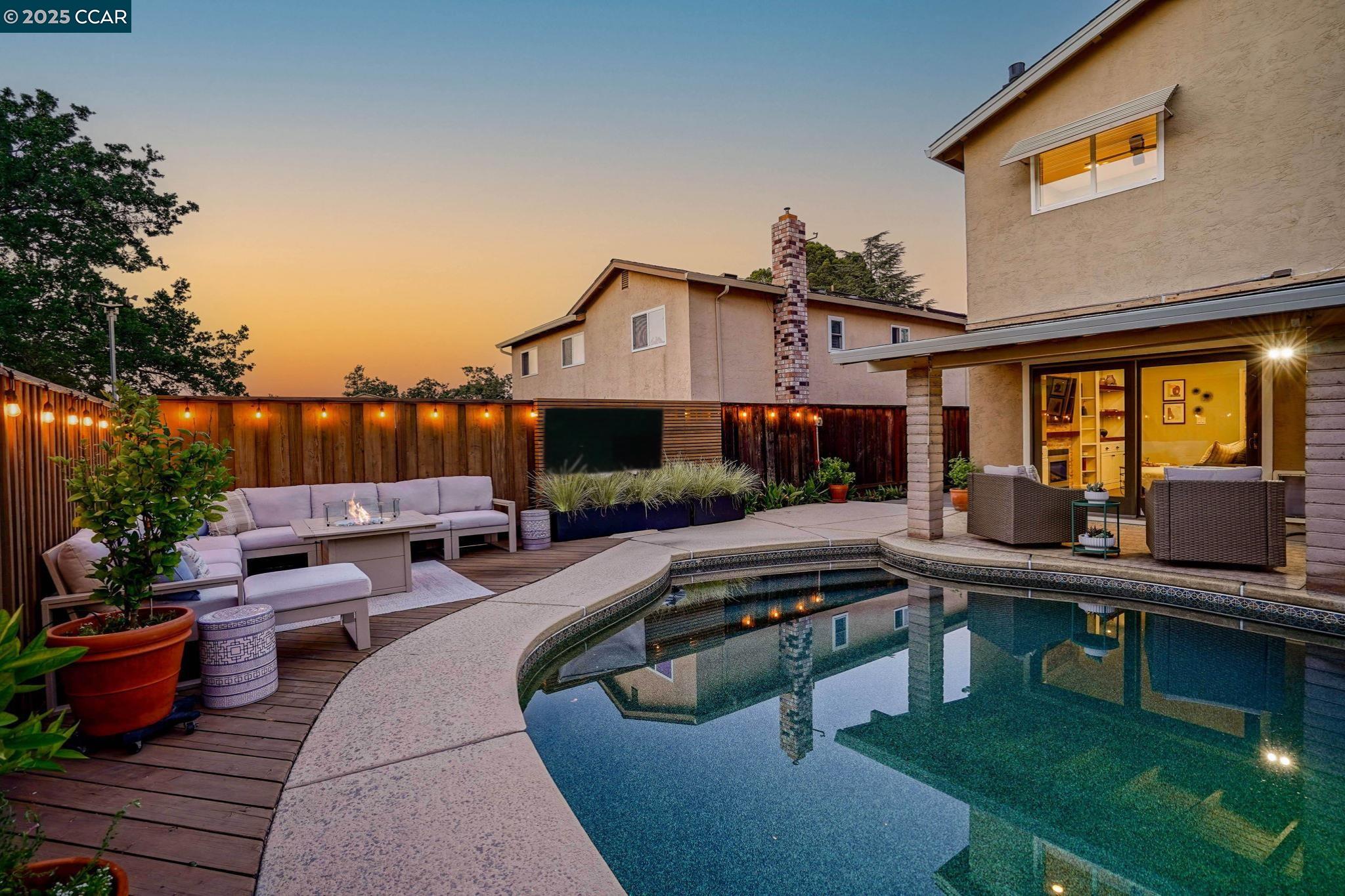 Detail Gallery Image 32 of 40 For 2218 Hidden Lakes Ct, Martinez,  CA 94553-5426 - 3 Beds | 2/1 Baths