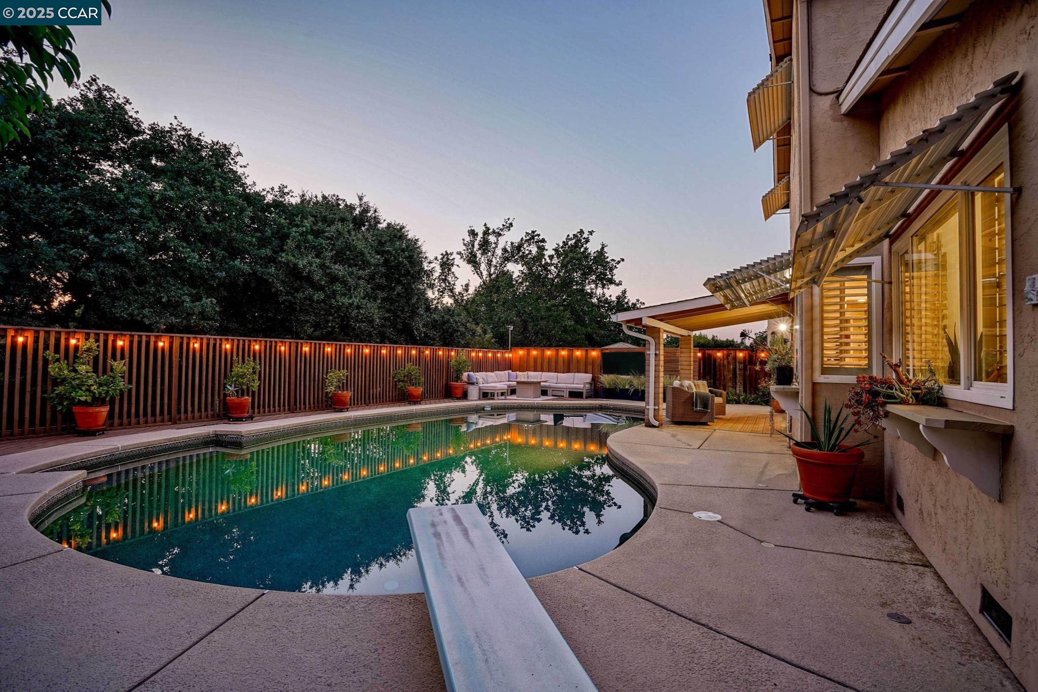 Detail Gallery Image 33 of 40 For 2218 Hidden Lakes Ct, Martinez,  CA 94553-5426 - 3 Beds | 2/1 Baths