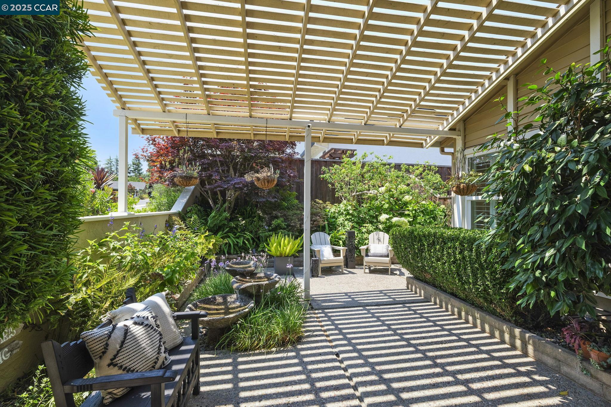 Detail Gallery Image 5 of 40 For 2218 Hidden Lakes Ct, Martinez,  CA 94553-5426 - 3 Beds | 2/1 Baths
